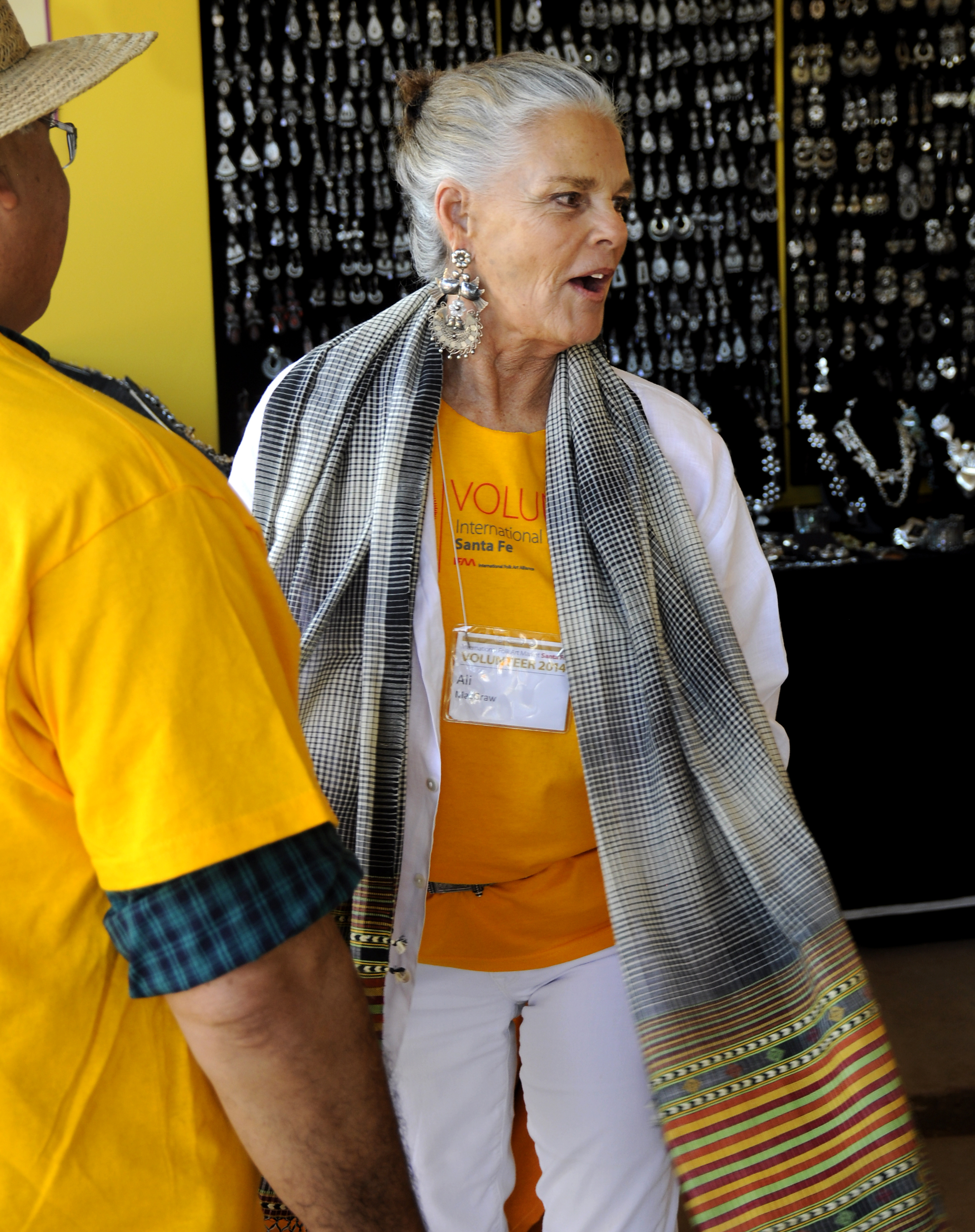 La actriz participa como voluntaria en el Mercado Internacional de Arte Popular que se celebra anualmente en Santa Fe, 2014 | Fuente: Getty Images