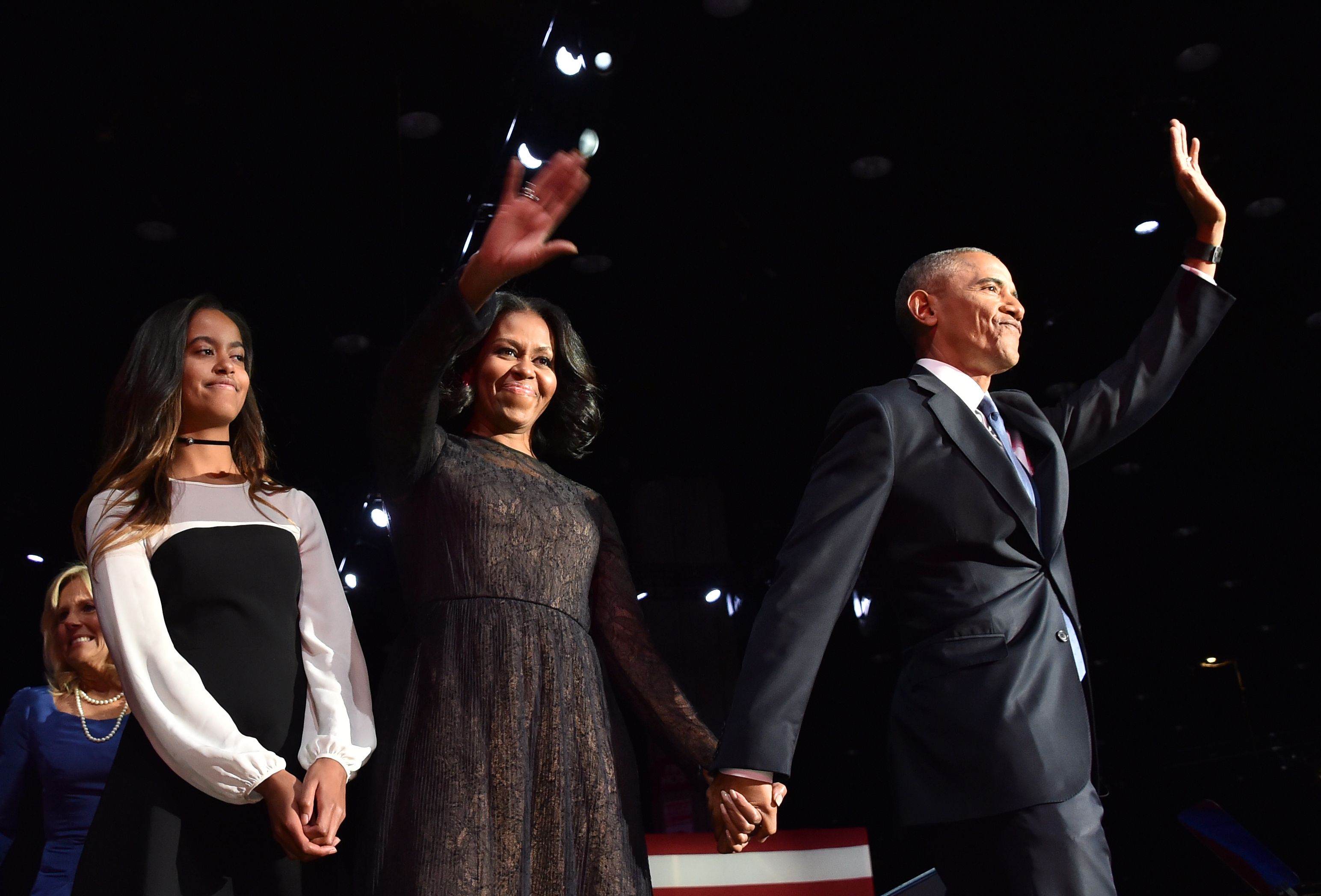 Malia mira a la multitud mientras Michelle y Barack Obama saludan a sus seguidores el 10 de enero de 2017, en Chicago, Illinois | Fuente: Getty Images