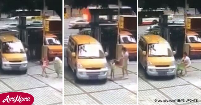Madre imprudente casi arroja a su hijo frente a un camión por dinero