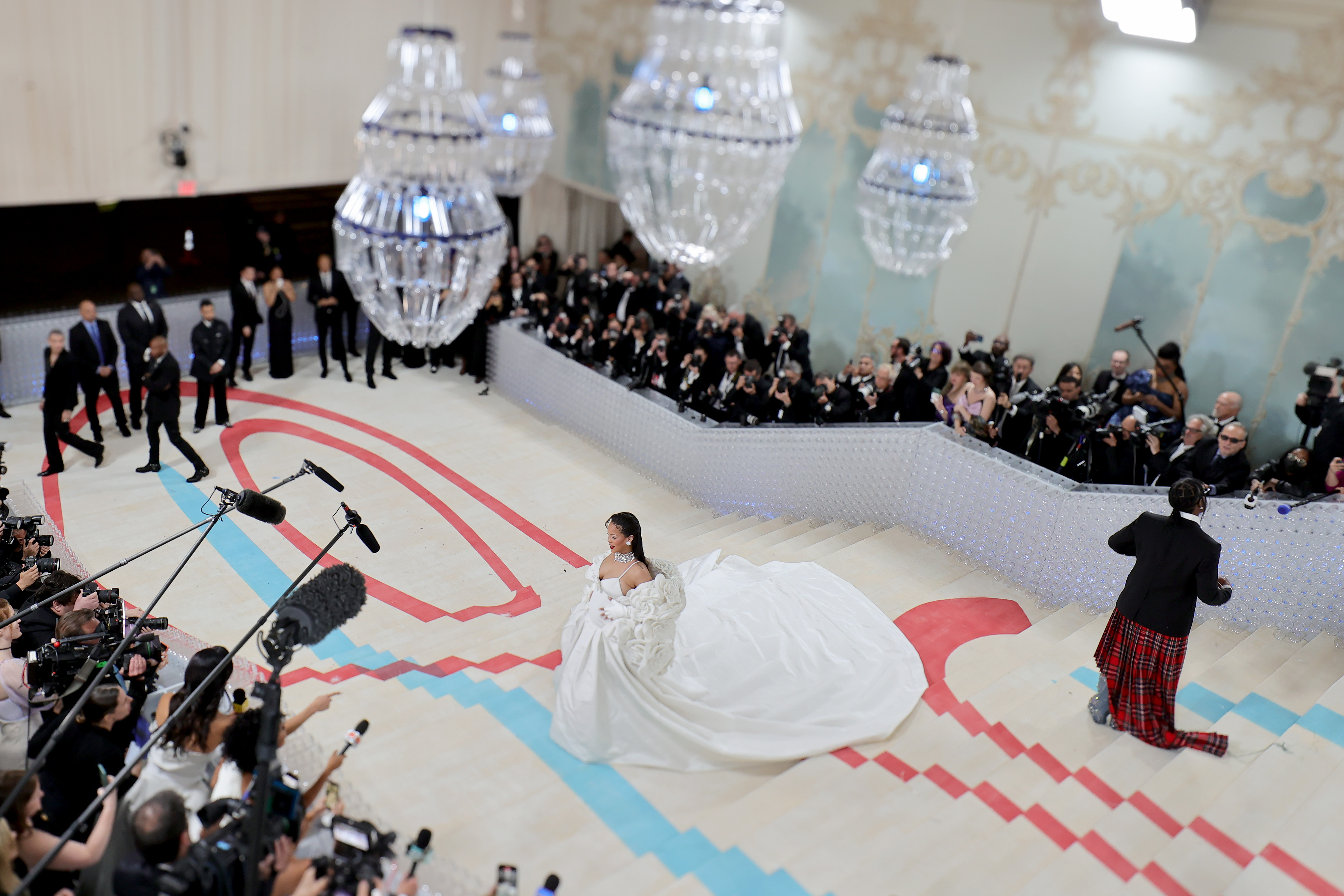 Vista aérea de la alfombra de la Met Gala con Rihanna posando para las cámaras, en Nueva York en 2023 | Fuente: Getty Images