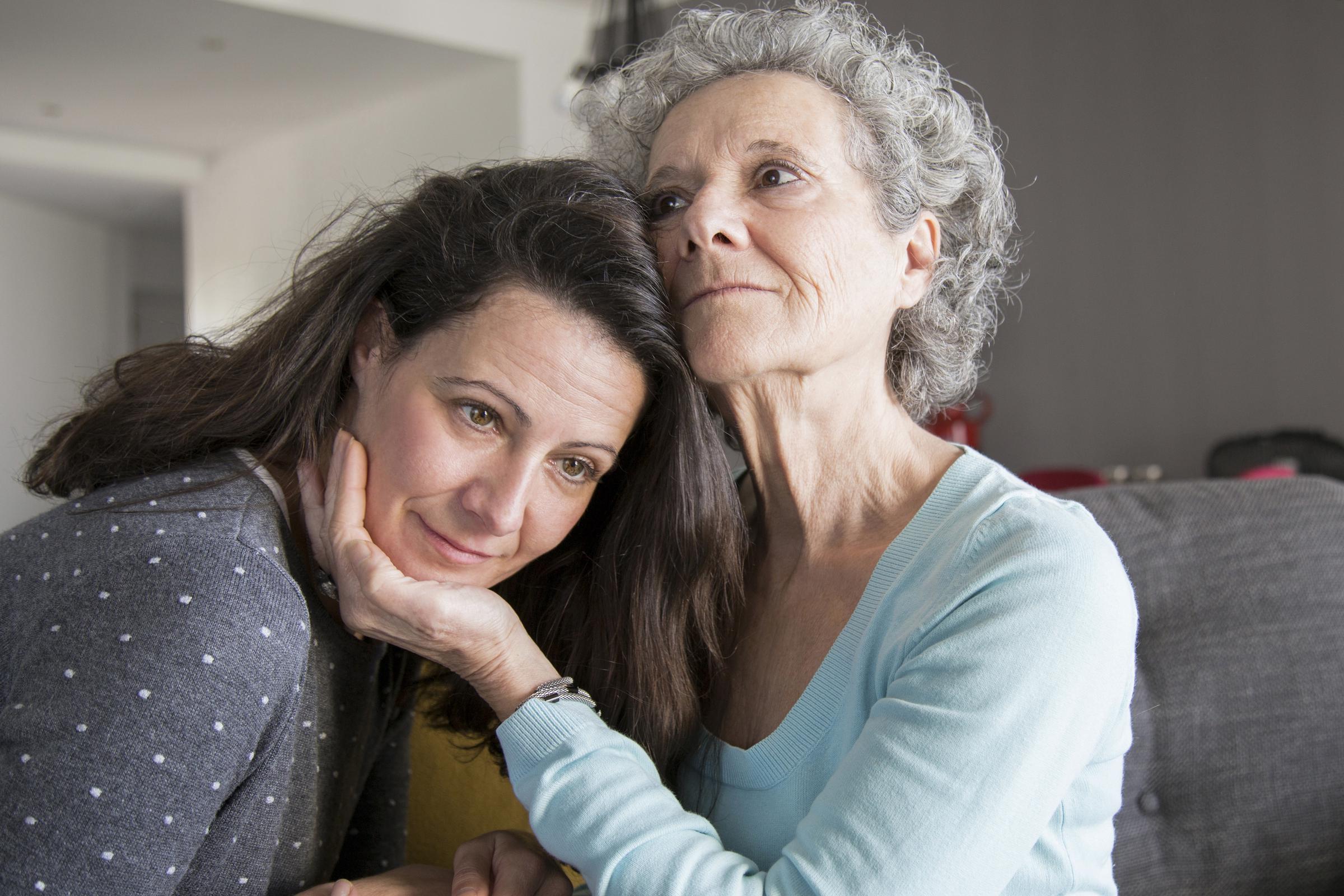 Una mujer abrazando a su madre | Fuente: Freepik