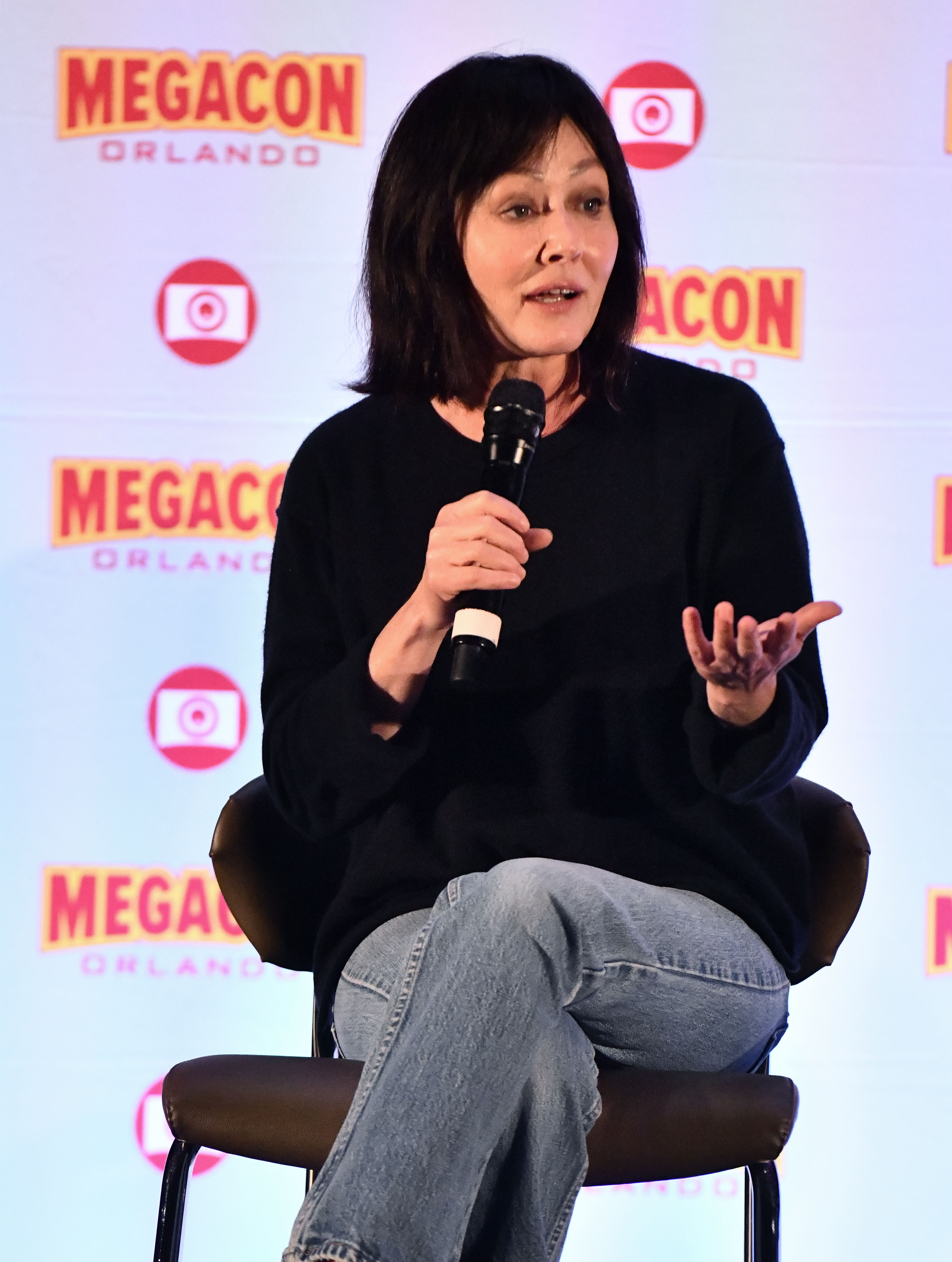 Shannen Doherty habla durante una sesión de preguntas y respuestas en la MegaCon Orlando el 3 de febrero de 2024, en Orlando, Florida | Fuente: Getty Images