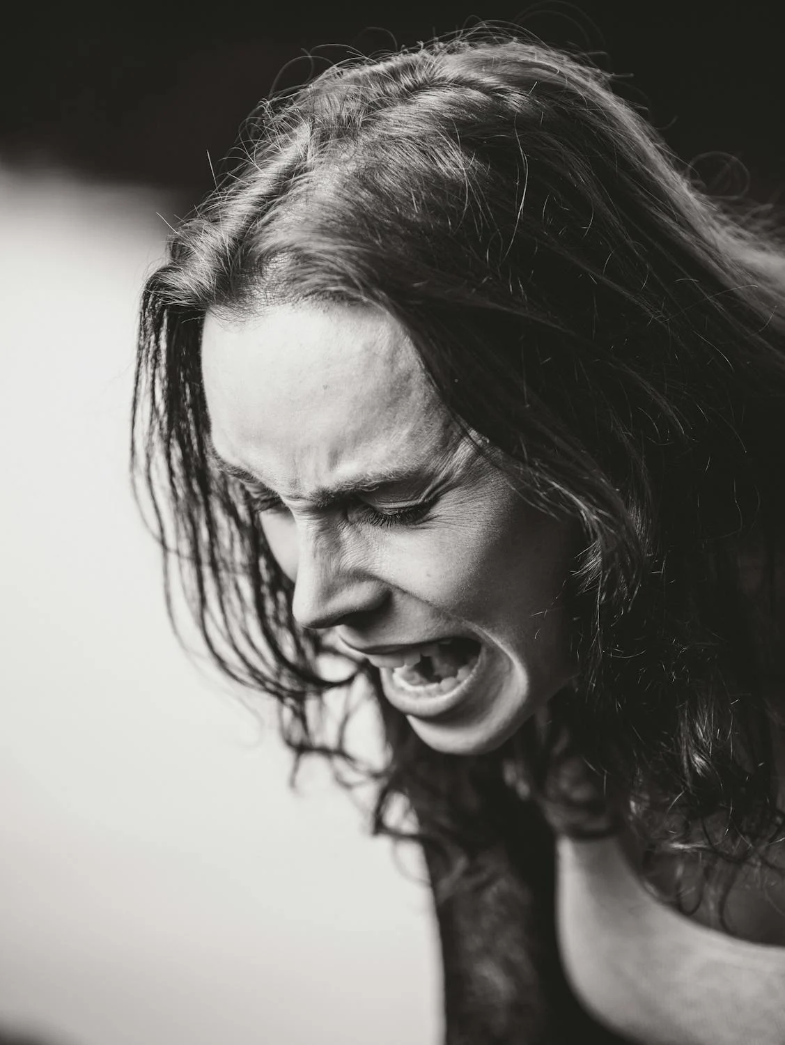 Una mujer gritando | Fuente: Pexels