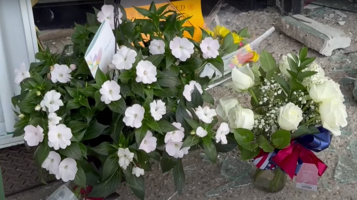 Flores en el lugar del accidente | Fuente: YouTube / New York Post