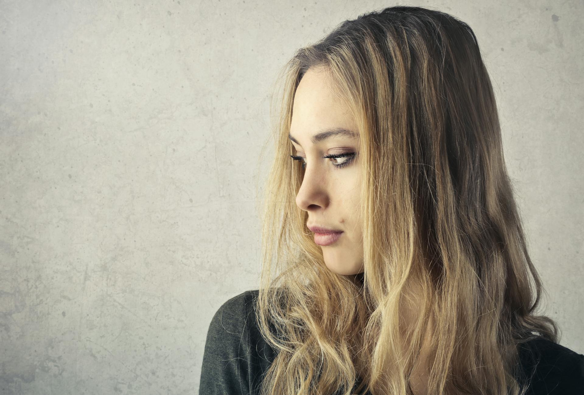 Una mujer mirando por debajo de su nariz a alguien | Fuente: Pexels