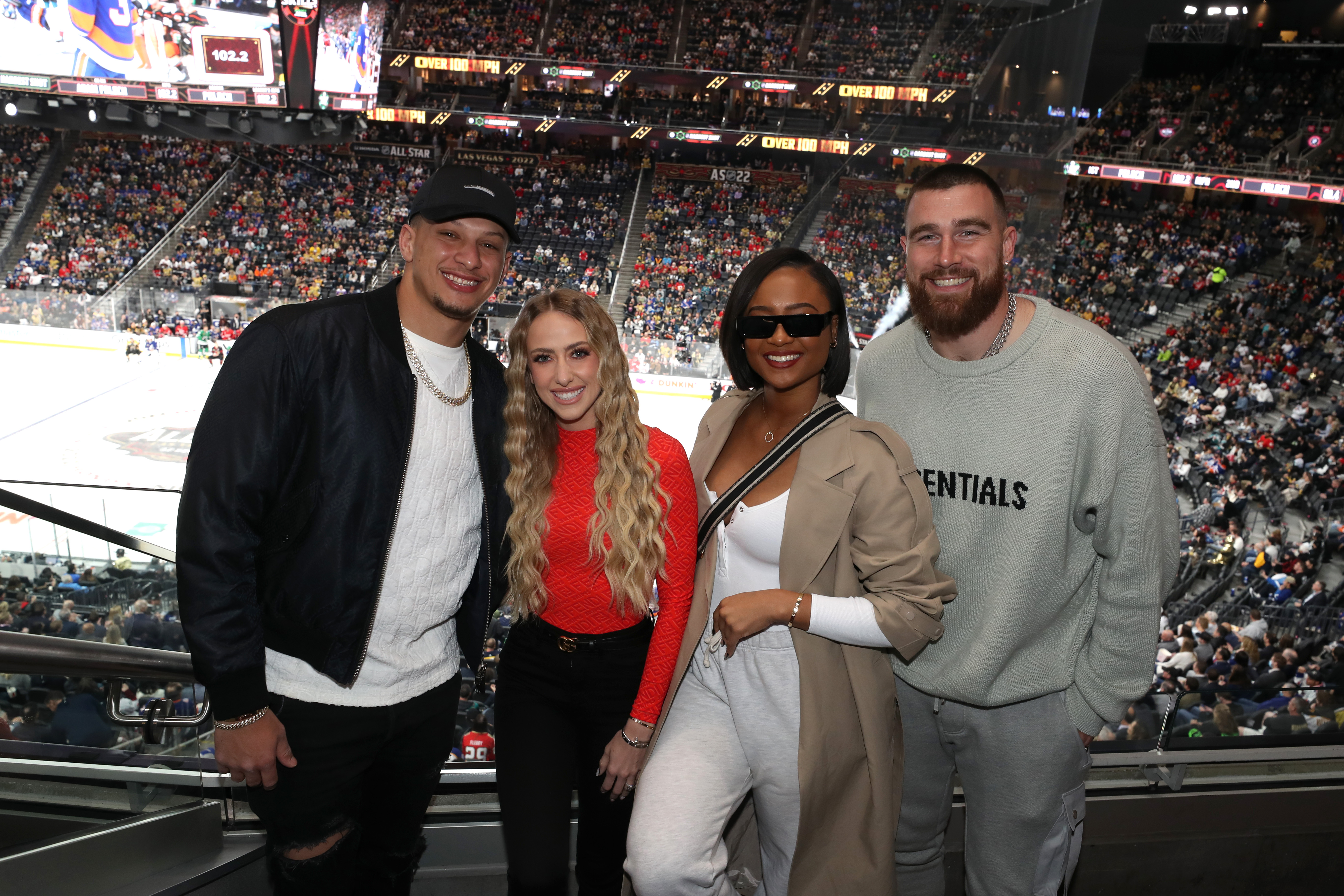 (De izquierda a derecha) Patrick Mahomes, Brittany Matthews, Kayla Nicole y Travis Kelce asisten al NHL All-Star Skills como parte del NHL All-Star Weekend el 4 de febrero de 2022, en Las Vegas, Nevada. | Fuente: Getty Images