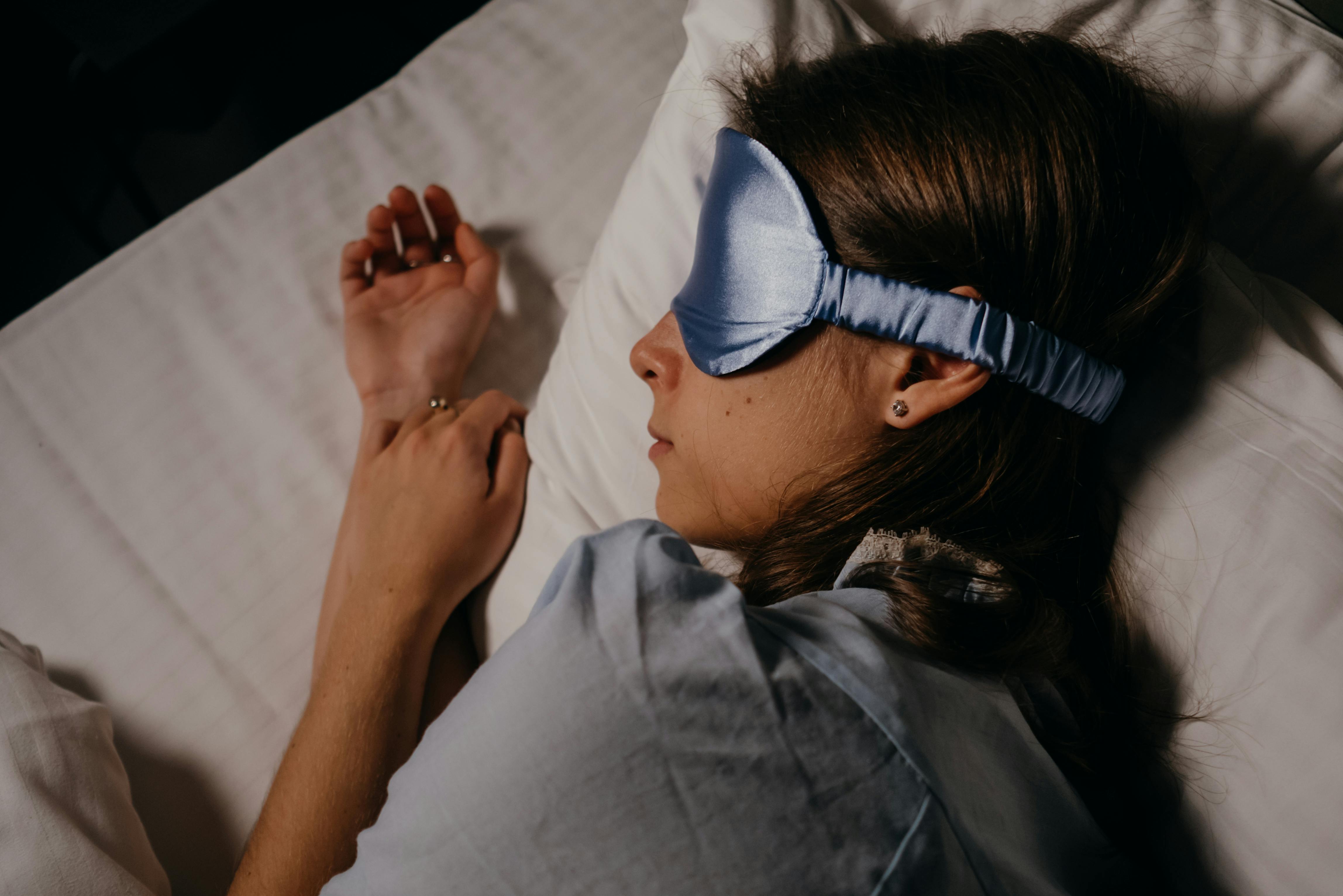 Una mujer tumbada en la cama | Fuente: Pexels