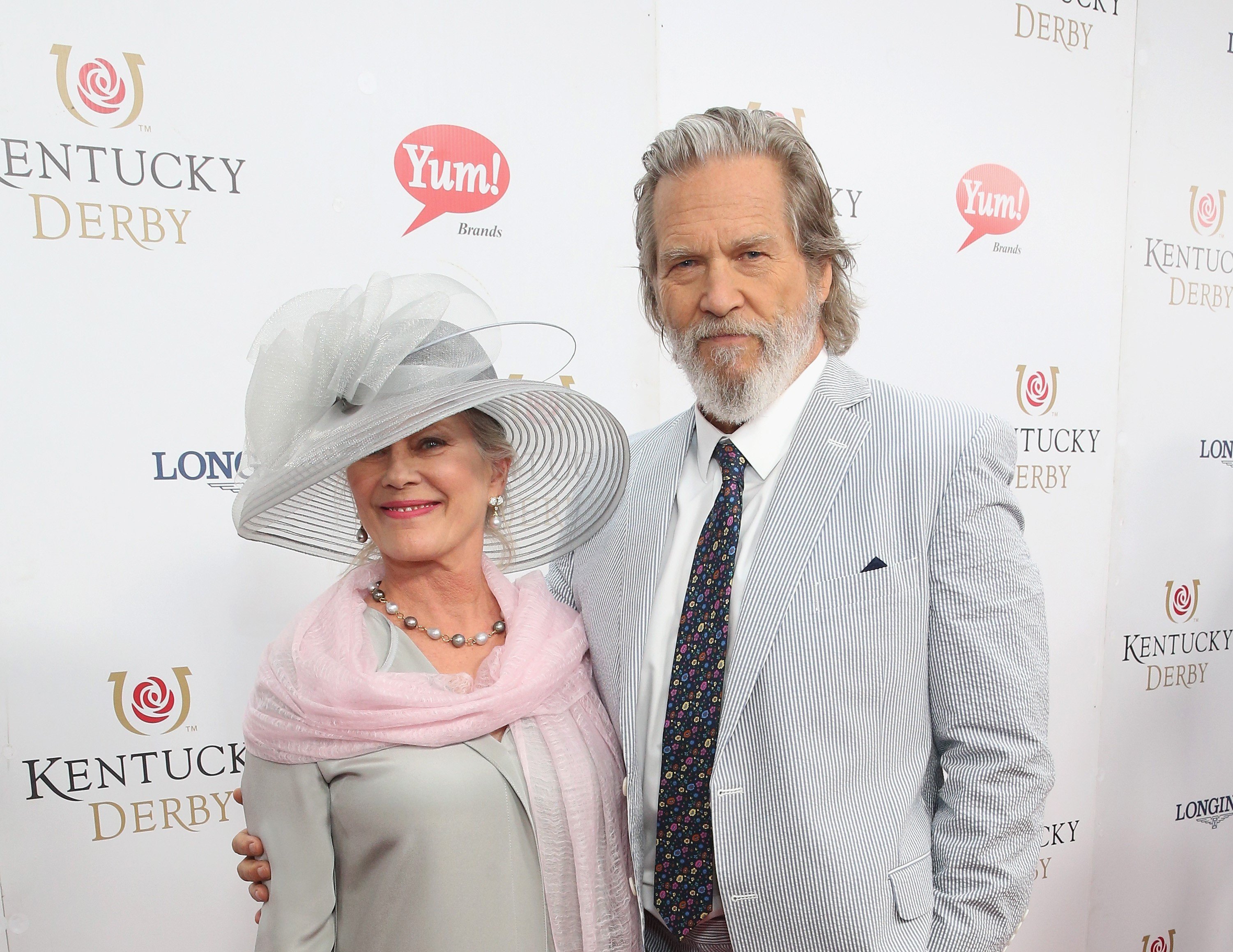 Jeff Bridges y Susan Geston en el Derby de Kentucky en Churchill Downs, el 6 de mayo de 2017 en Louisville, Kentucky. | Foto: Getty Images