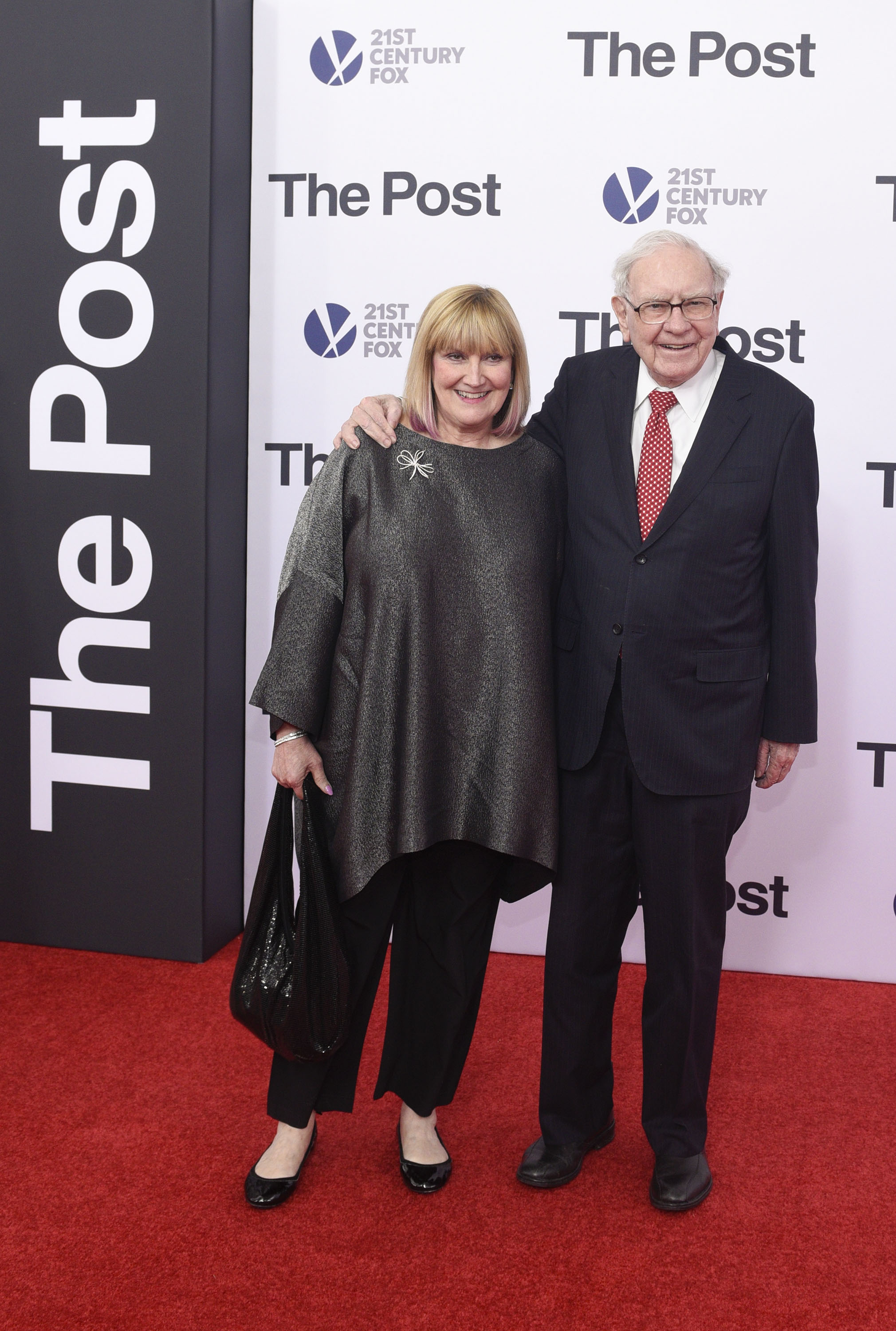 Susie y Warren Buffett llegan al estreno de "The Post" en The Newseum en Washington, D.C., el 14 de diciembre de 2017. | Fuente: Getty Images