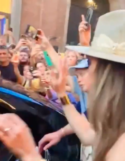 Jennifer Lopez saluda a la multitud durante su luna de miel en Italia, publicado el 26 de agosto de 2022 | Fuente: YouTube/x17online