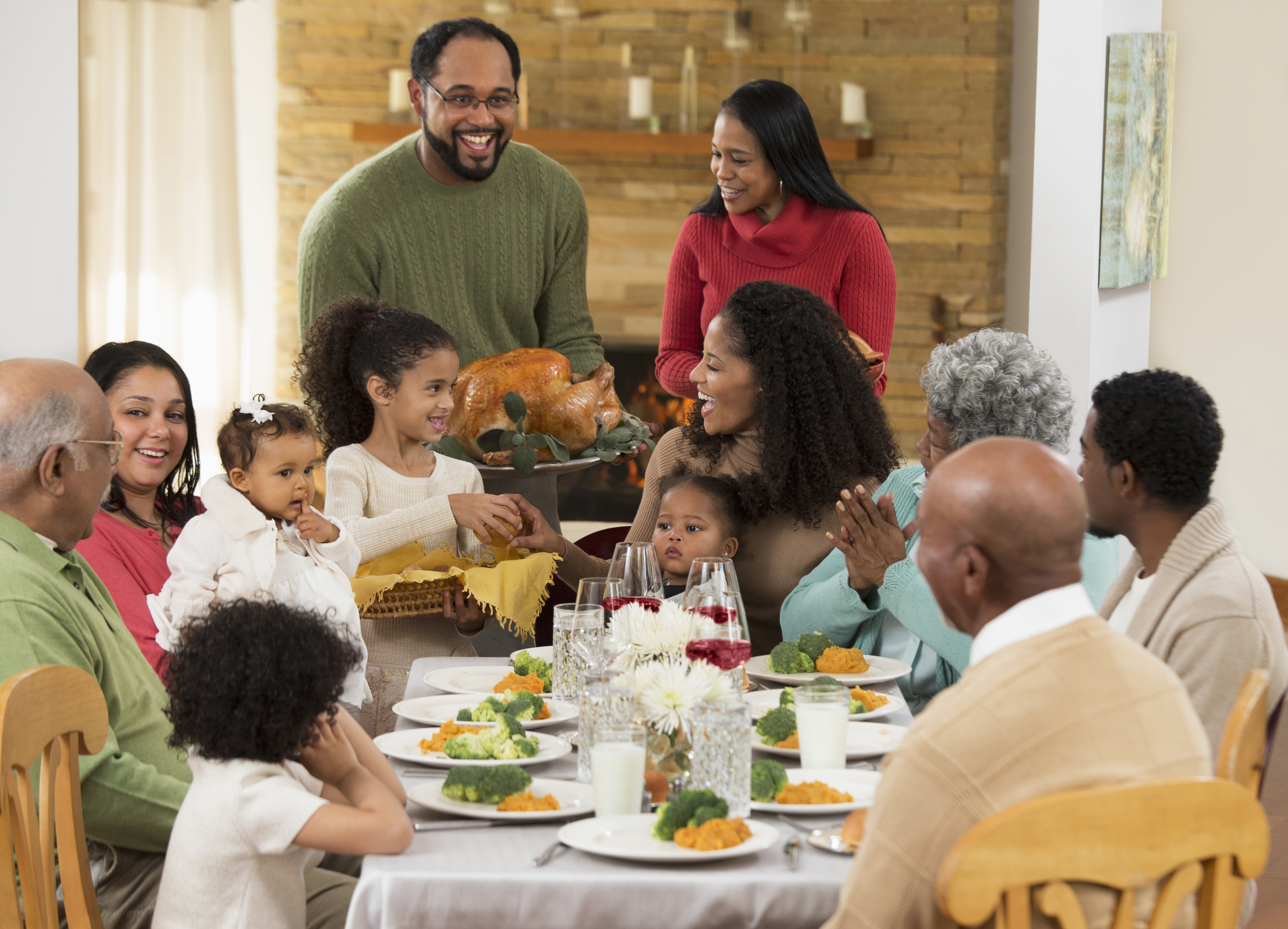 Familia comiendo la cena de Acción de Gracias | Fuente: Getty Images