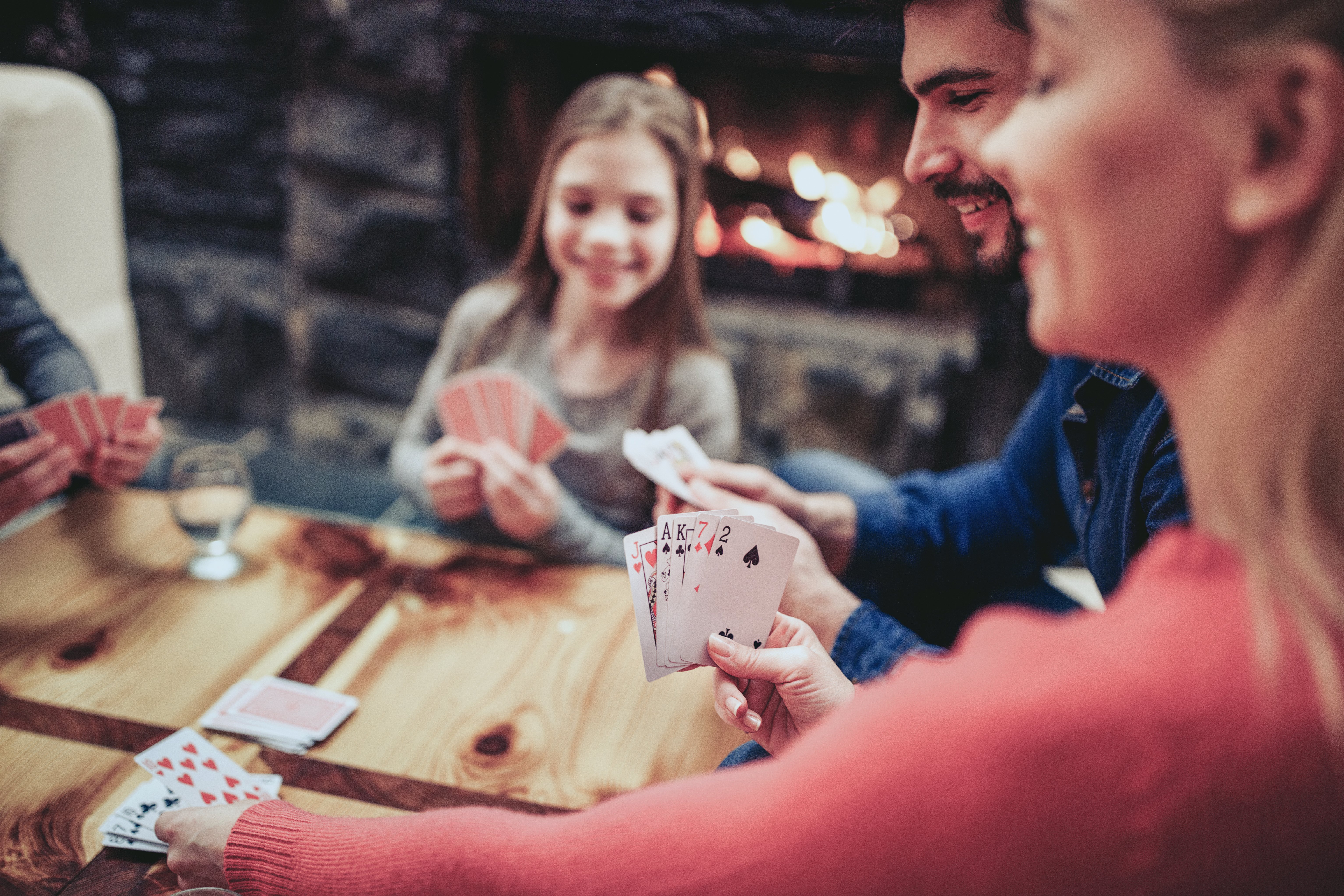 Una pareja y una niña comparten un buen rato con juegos de mesa. | Foto: Shutterstock