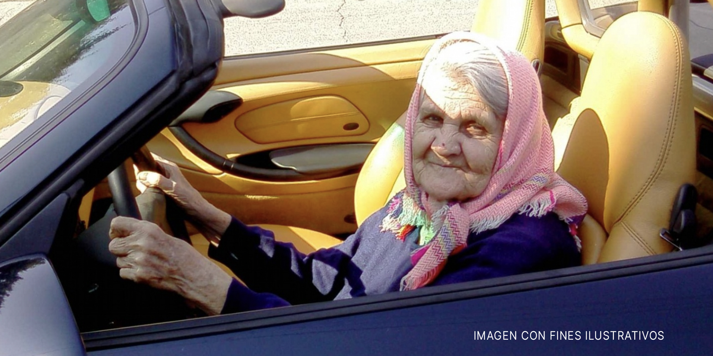 Mujer mayor en un automóvil | Foto: Shutterstock