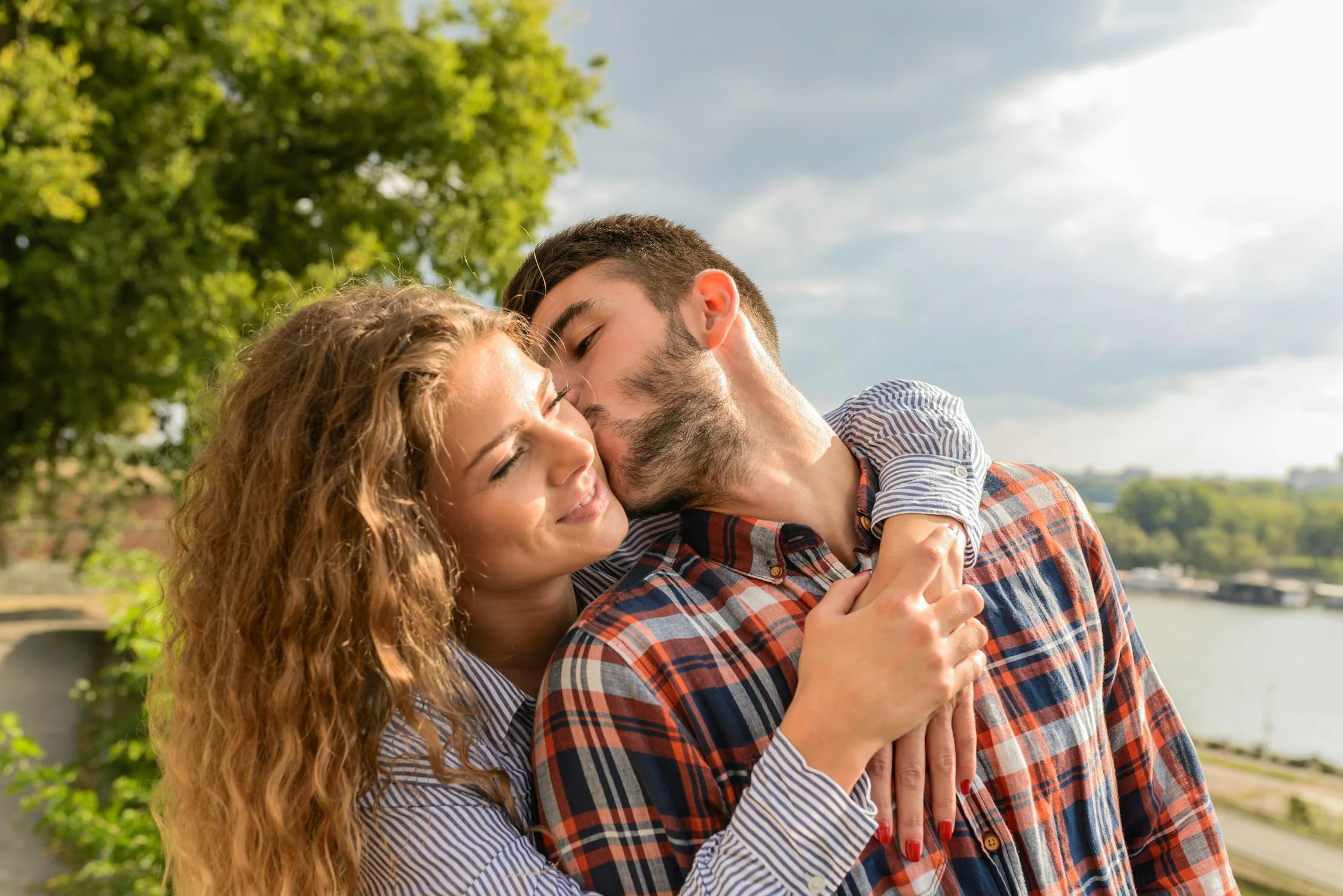 Una pareja feliz abrazándose | Fuente: Pexels