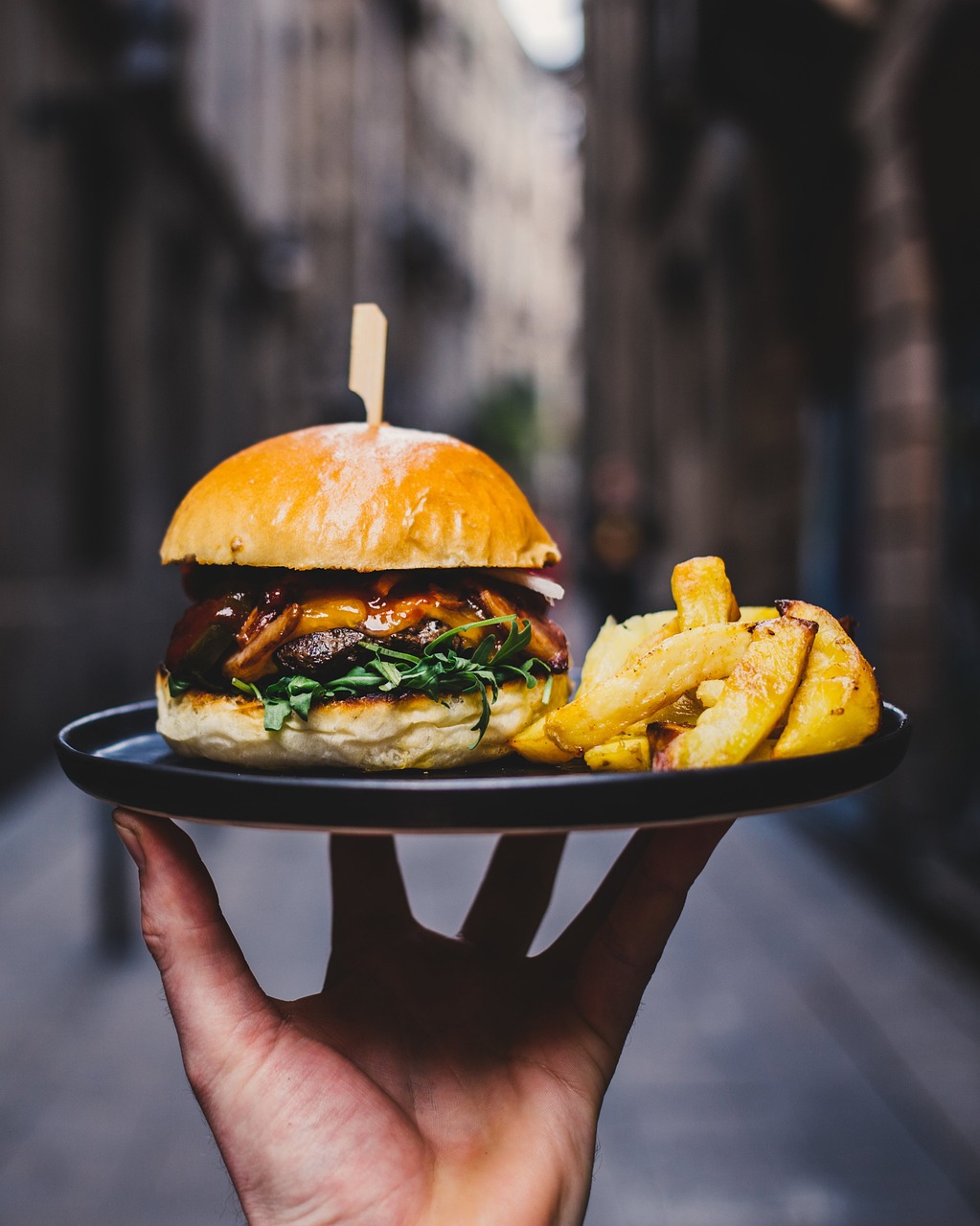 Plato con una hamburguesa y patatas fritas | Foto: Pixabay