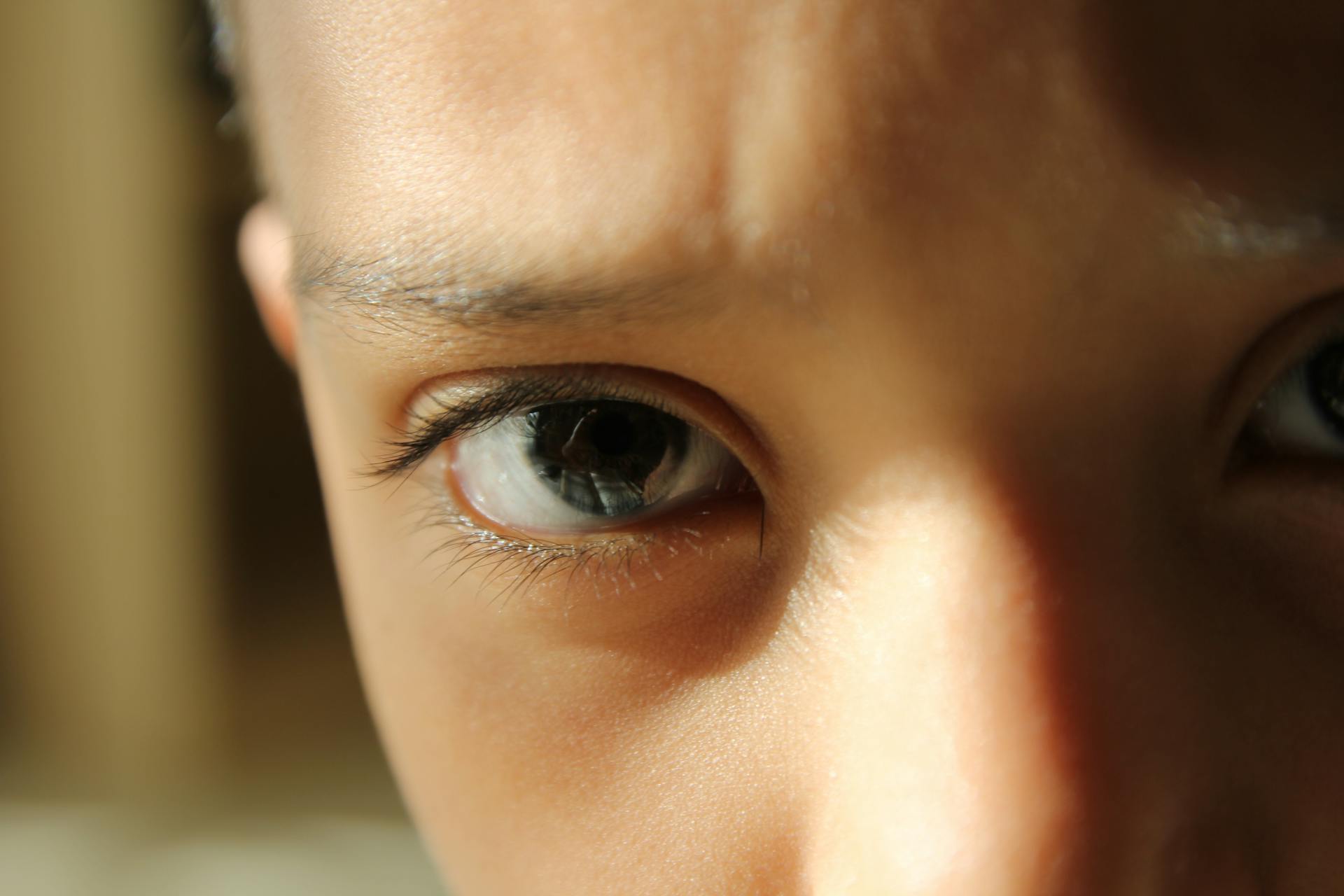 Primer plano de los emotivos ojos de un niño | Fuente: Pexels