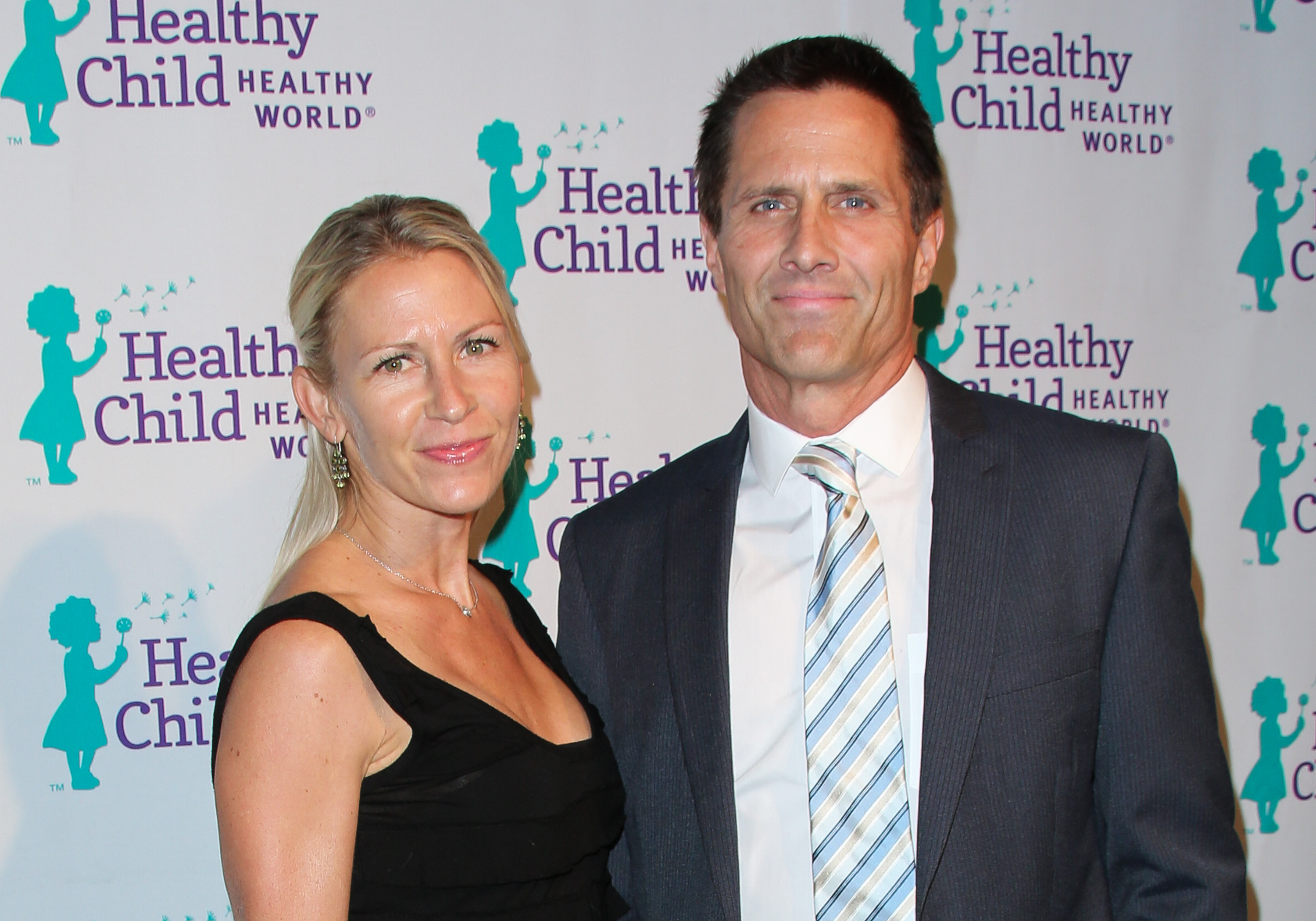 Erin Bolte y Rob Estes asisten a la sexta edición de los premios anuales Healthy Child Healthy World's Mom On A Mission el 29 de octubre de 2014 | Fuente: Getty Images