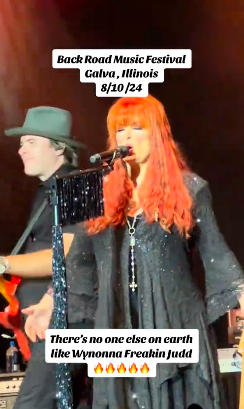 Wynonna Judd actuando en el Back Road Music Festival, publicado el 12 de agosto de 2024 | Fuente: TikTok/tanaaa142