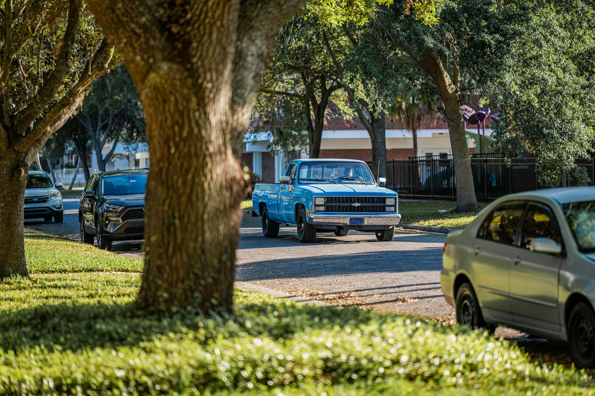 Un Automóvil circulando por una calle de las afueras | Fuente: Pexels