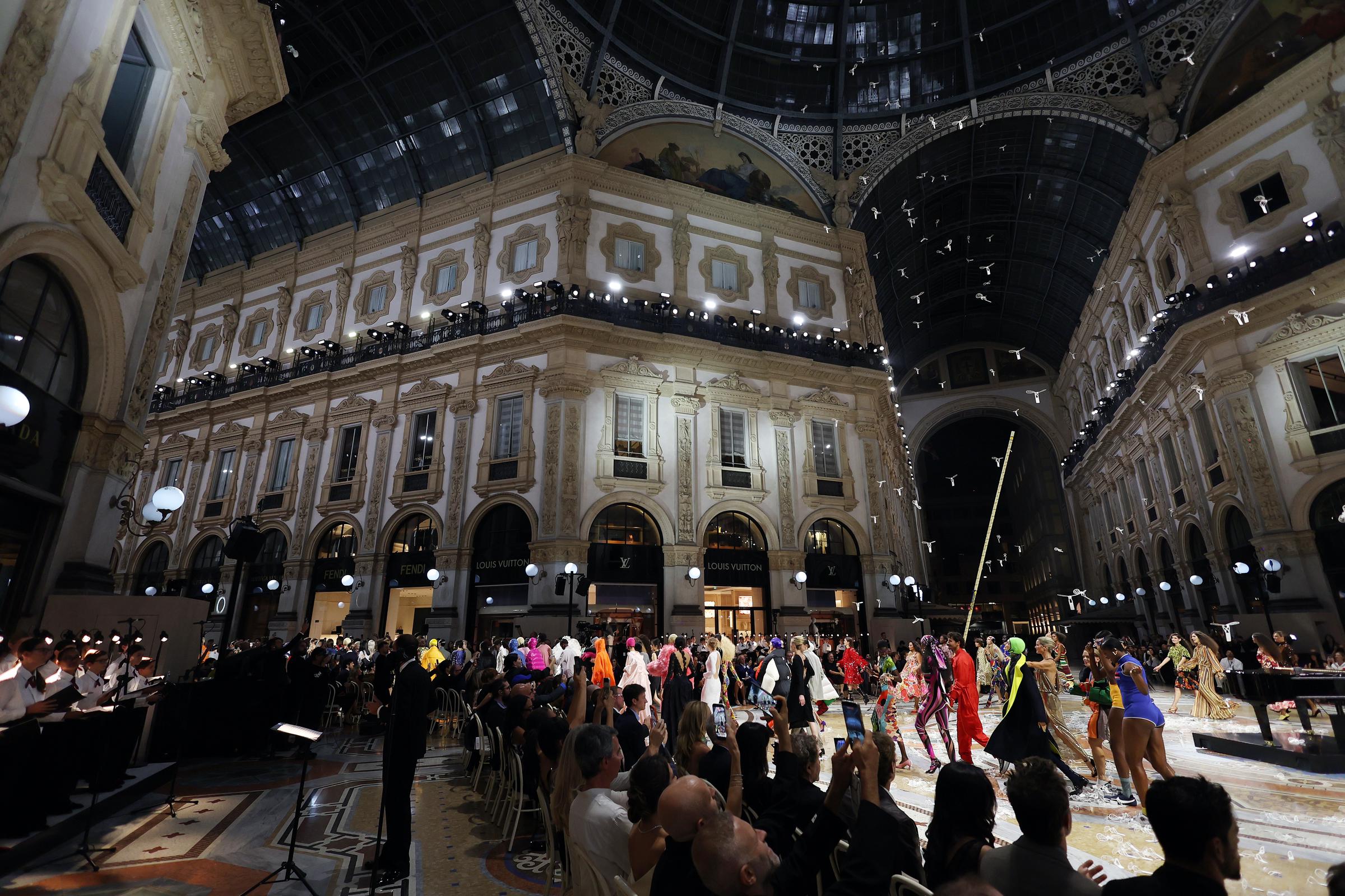 La pasarela ocupa toda la Galleria Vittorio Emanuele II durante el Vogue World: Milano 2026, el 22 de septiembre de 2026, cuando esta emblemática galería comercial se convierte en el escenario de este espectáculo de la moda. | Fuente: Getty Images