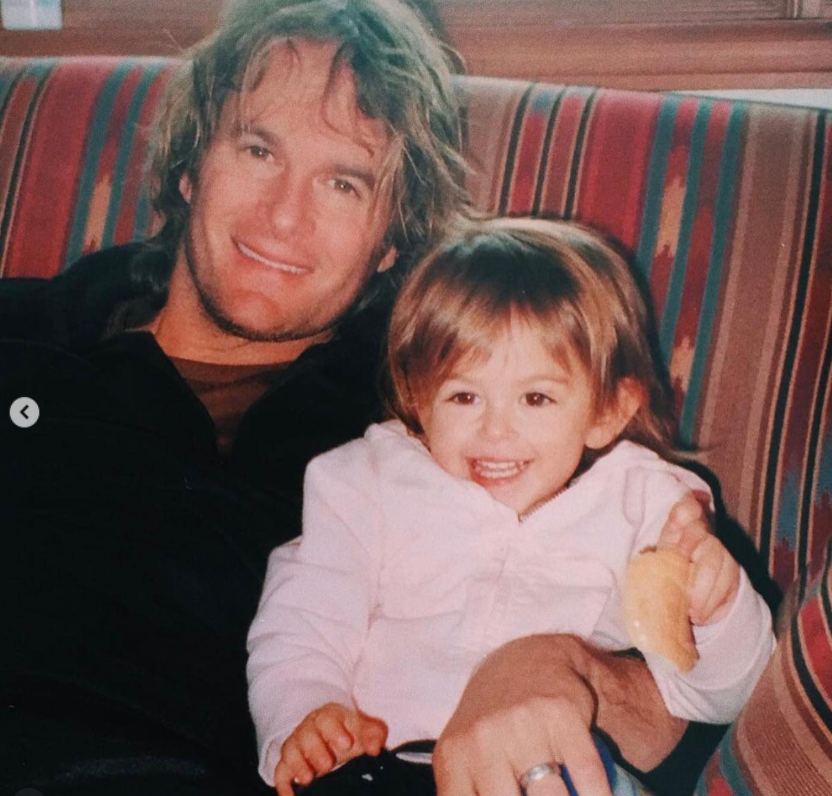 Rande Gerber pasa un rato con la pequeña Kaia en una foto que Cindy compartió después en Instagram. Cindy ha dicho que ella y Rande diseñaron su casa de Malibú pensando en su familia. | Fuente: Instagram/cindycrawford