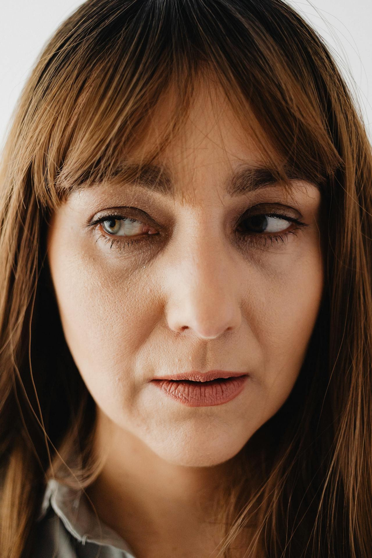 Una mujer desconfiada mirando a un lado | Fuente: Pexels
