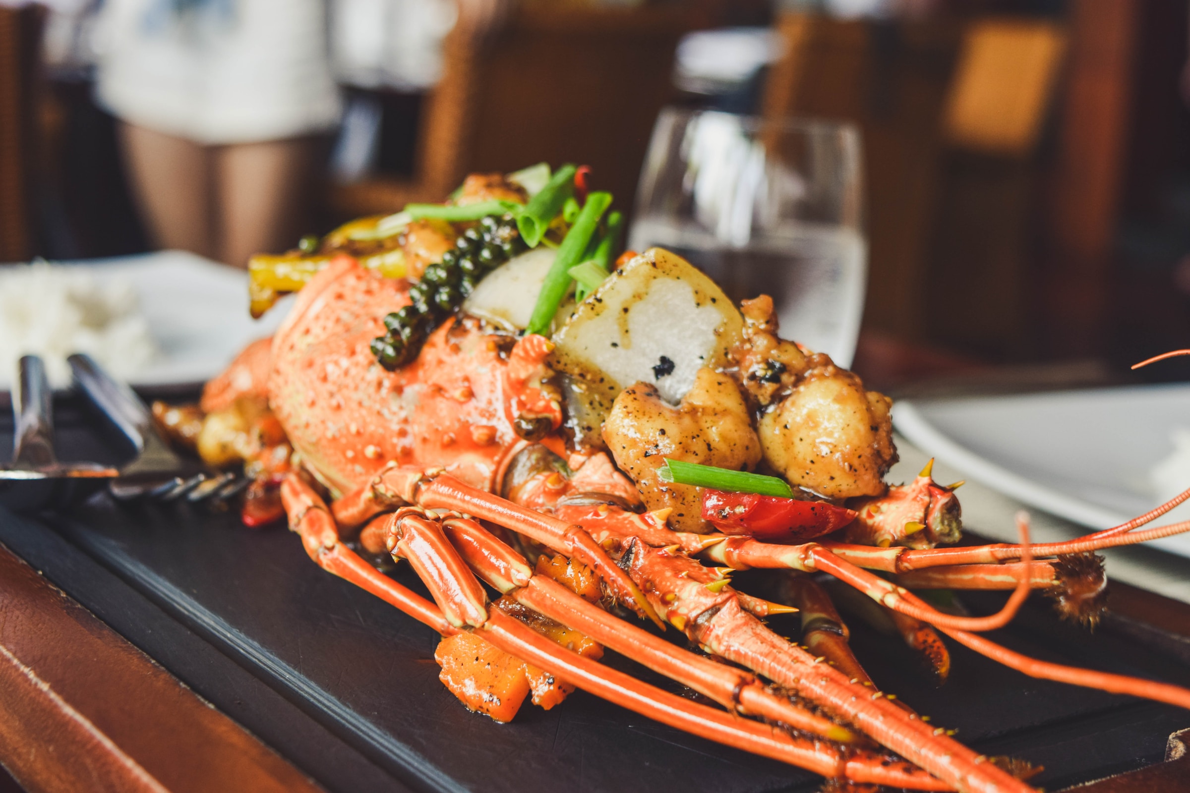 Langosta servida en una bandeja negra en un restaurante | Fuente: Unsplash