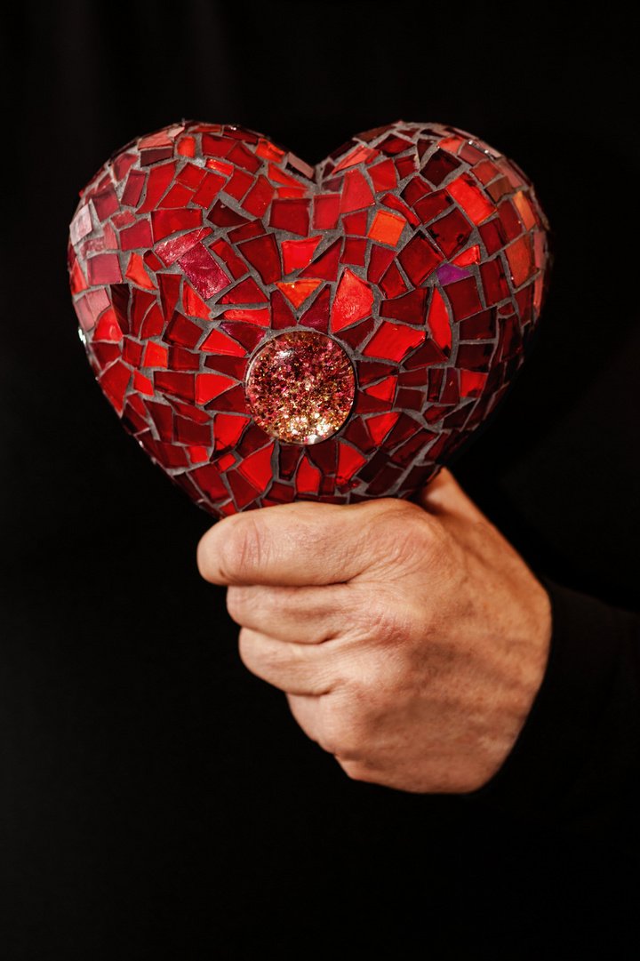 Mano sosteniendo un corazón de mosaicos. | Foto: Pxhere