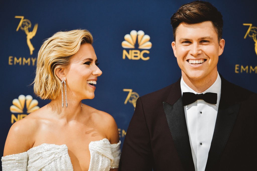 Scarlett Johansson y Colin Jost en los Premios Emmy, el 17 de septiembre de 2018 en Los Ángeles, California. | Foto: Getty Images