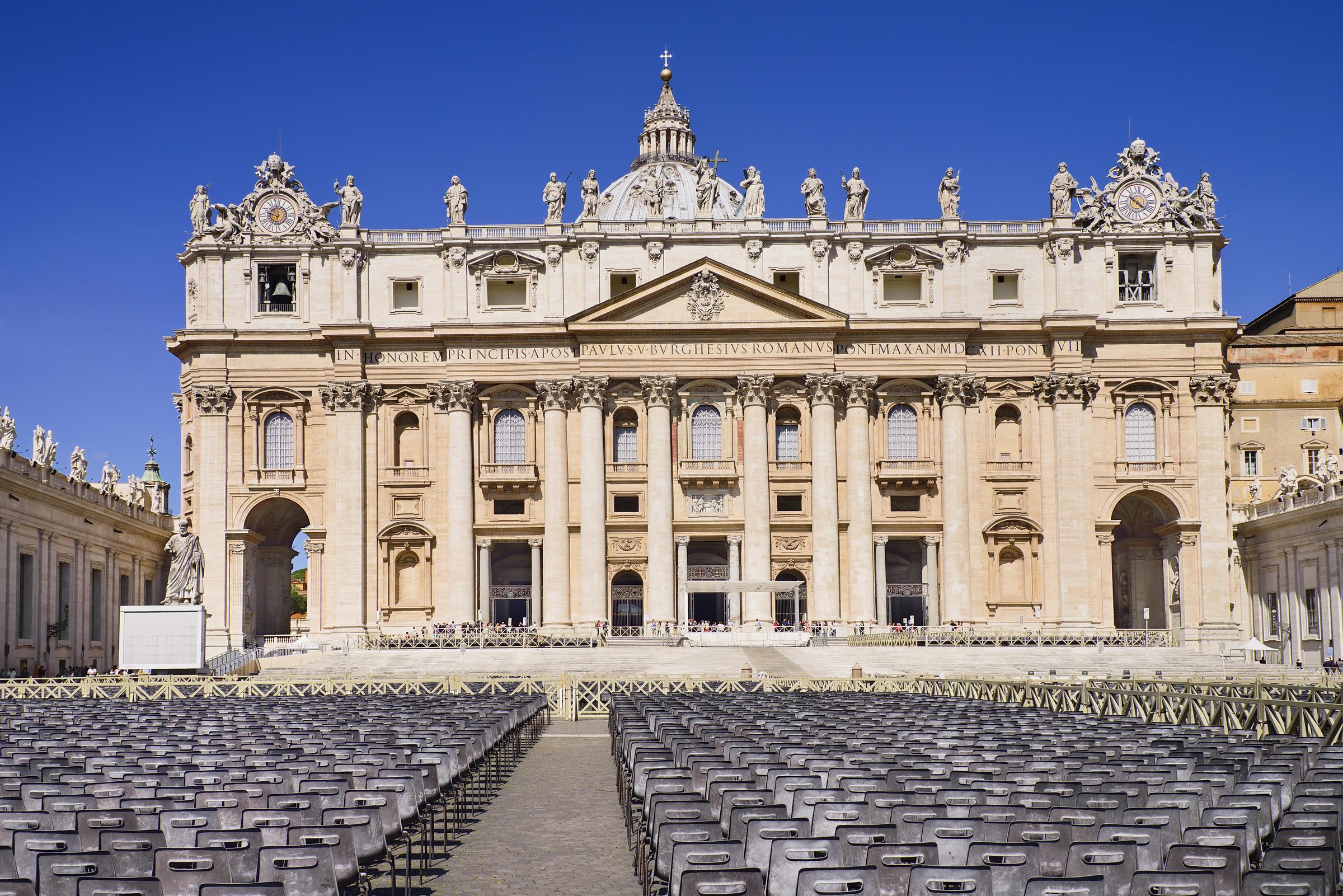 Plaza de San Pedro en la Ciudad del Vaticano, con la fachada y la cúpula de la Basílica de San Pedro al fondo, el 25 de mayo de 2015. | Fuente: Getty Images