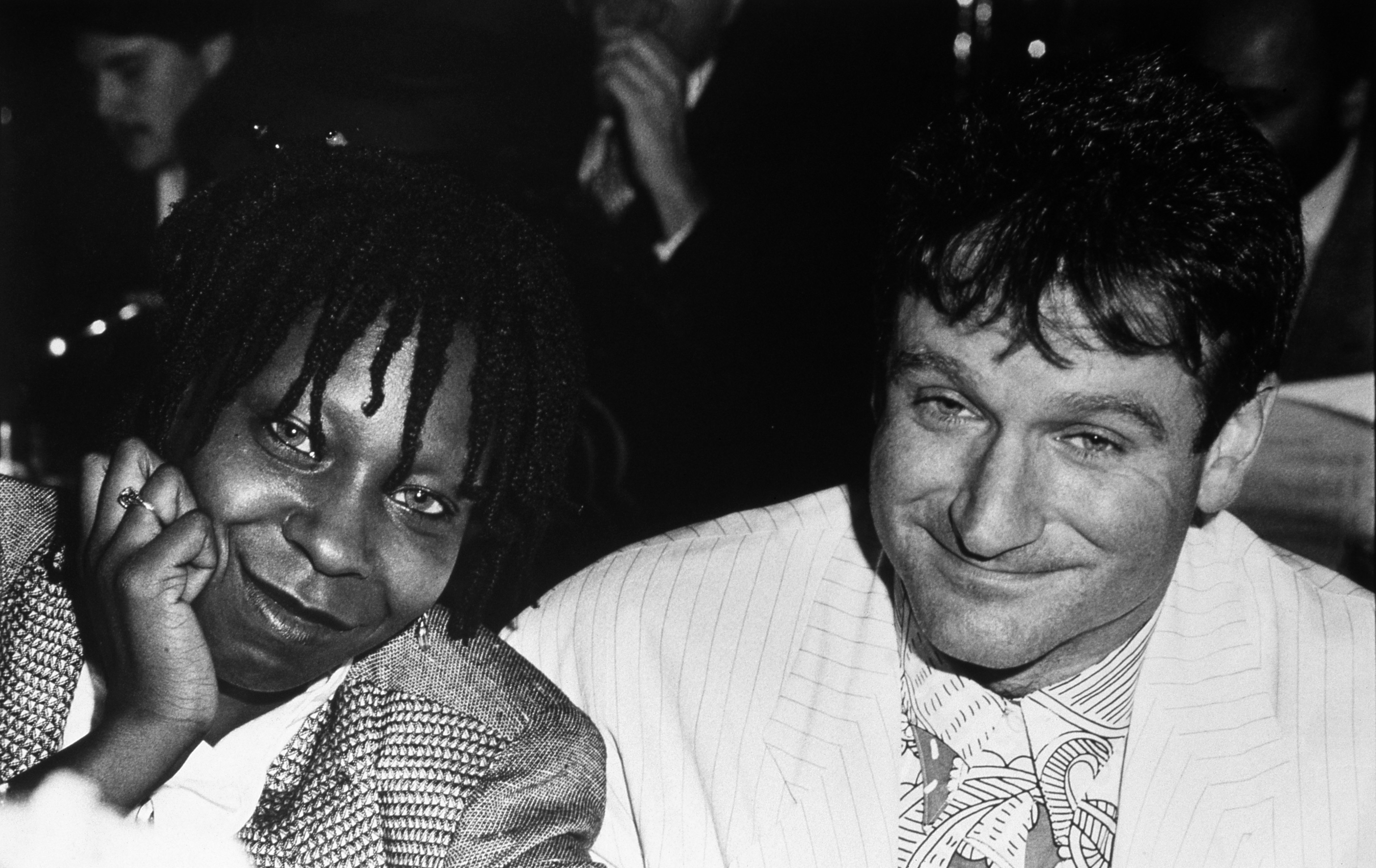 Whoopee Goldberg y Robin Williams en un acto benéfico para Niños de la Noche en 1994 en Los Ángeles, California. | Fuente: Getty Images