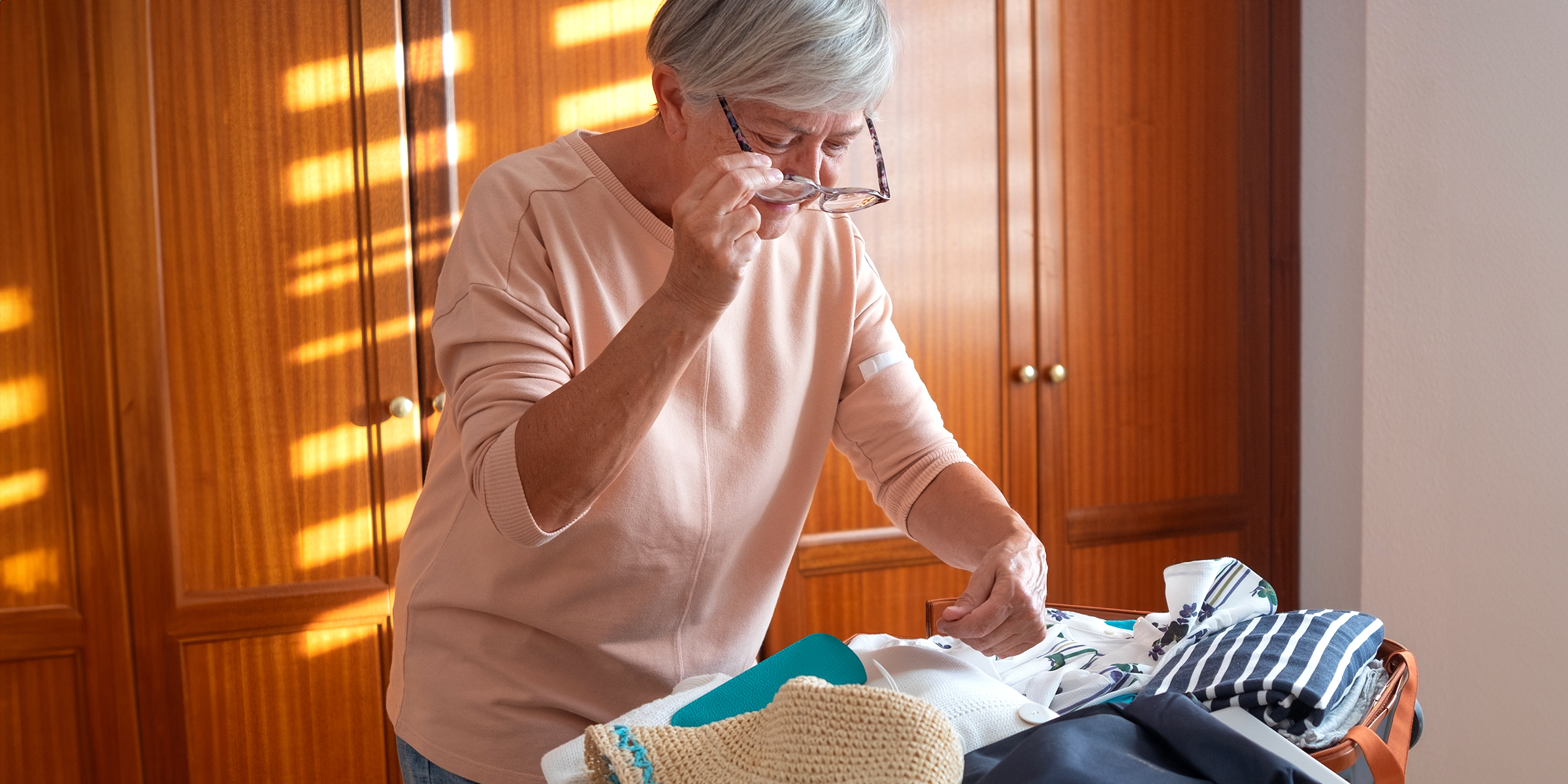Una mujer mayor ensamblando ropa vieja | Fuente: Shutterstock