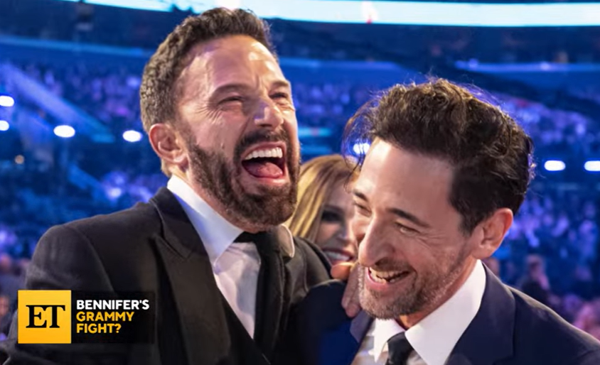 Ben Affleck se ríe con Adrien Brody en los Grammy 2023, el 8 de febrero de 2023 | Fuente: YouTube/@EntertainmentTonight