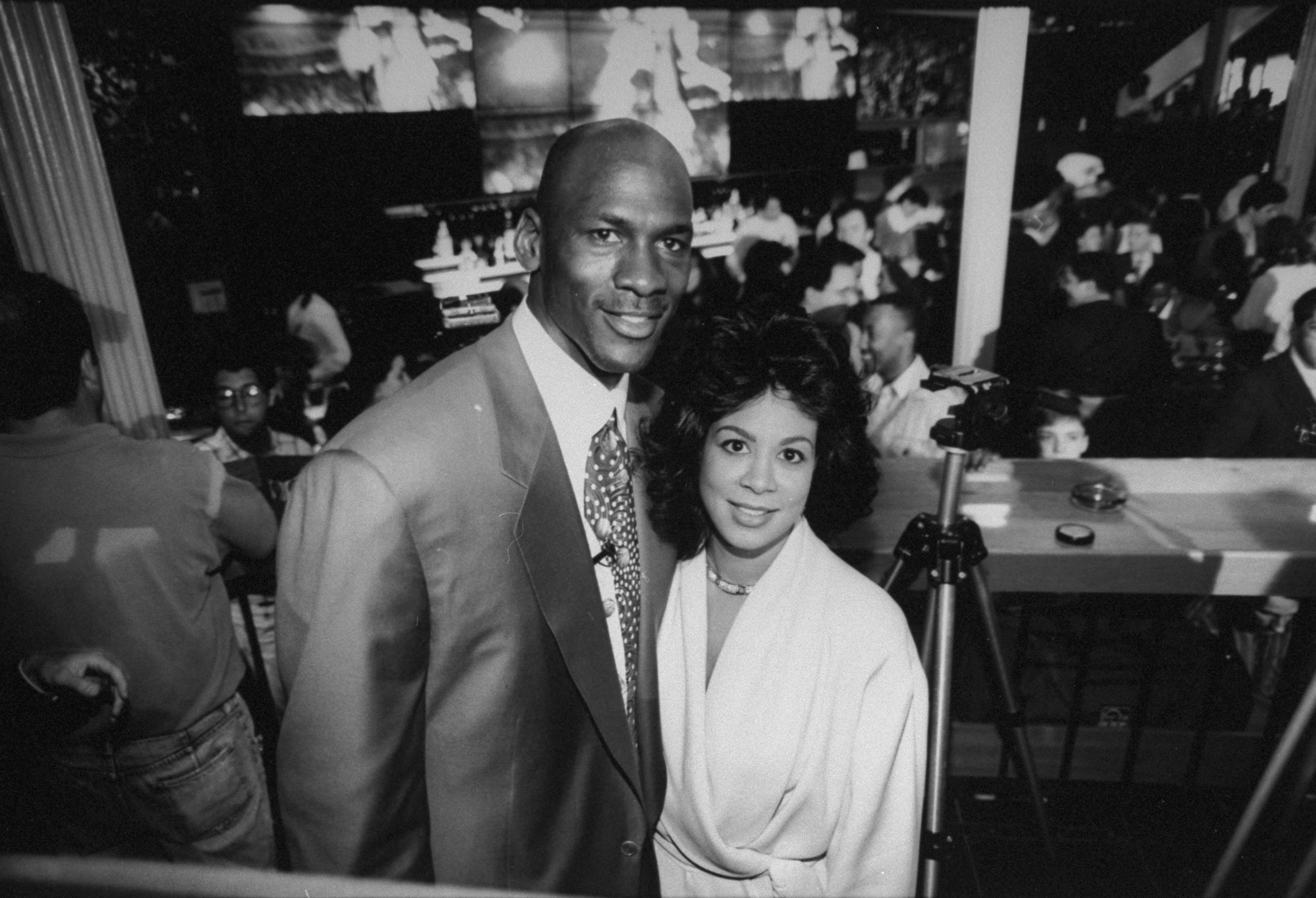 Michael Jordan y Juanita Vanoy en la inauguración de su restaurante en 1993. | Foto: Getty Images