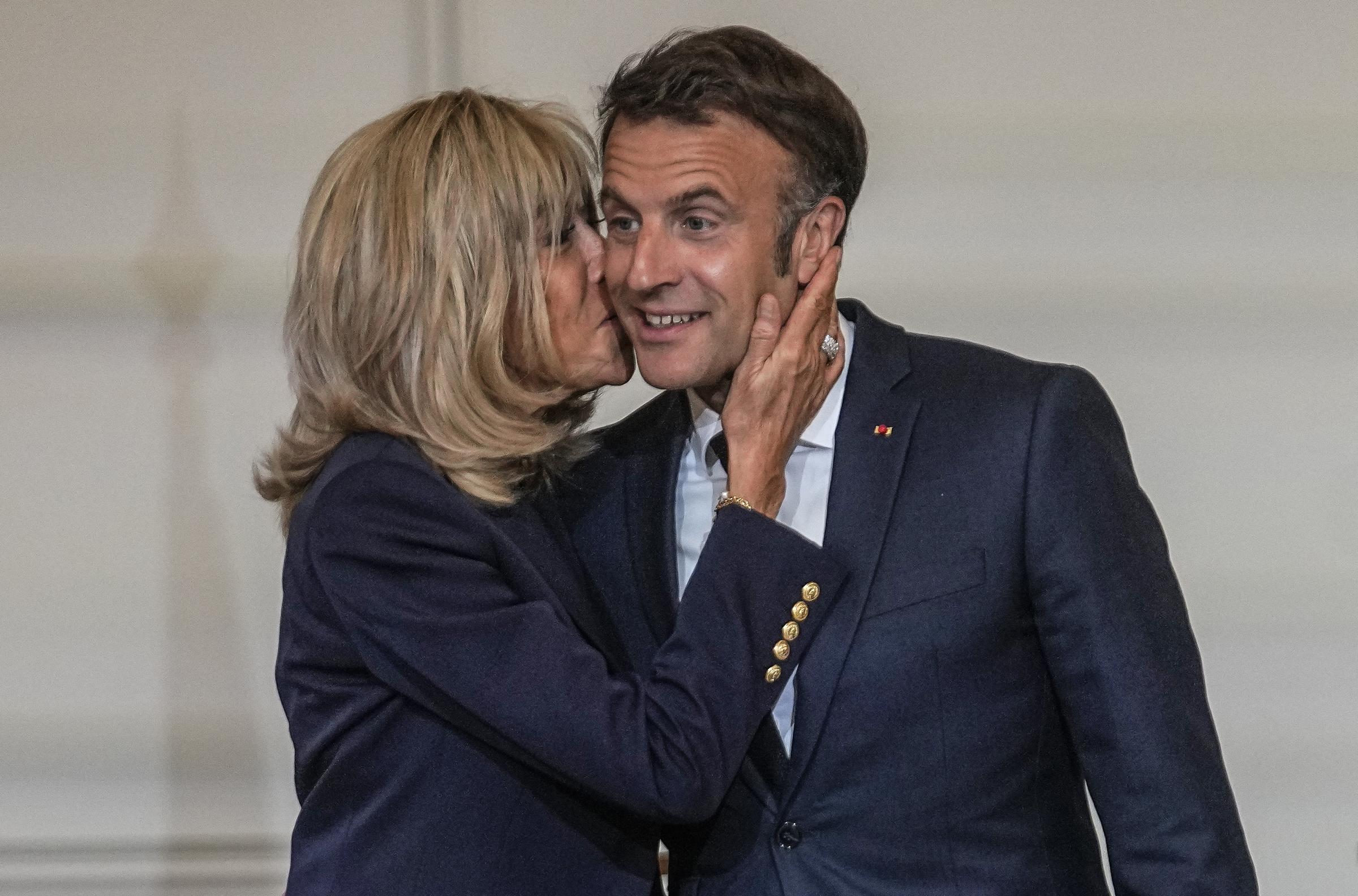 Brigitte y Emmanuel Macron durante la ceremonia de premiación "No to bullying" (no al acoso, en español)al acoso", que reconoció a estudiantes comprometidos en la lucha contra el ciberacoso, en el Palacio Presidencial del Elíseo en Francia el 29 de mayo de 2024. | Fuente: Getty Images