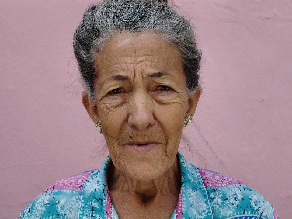 Mujer mayor. │Imagen tomada de: Pixabay
