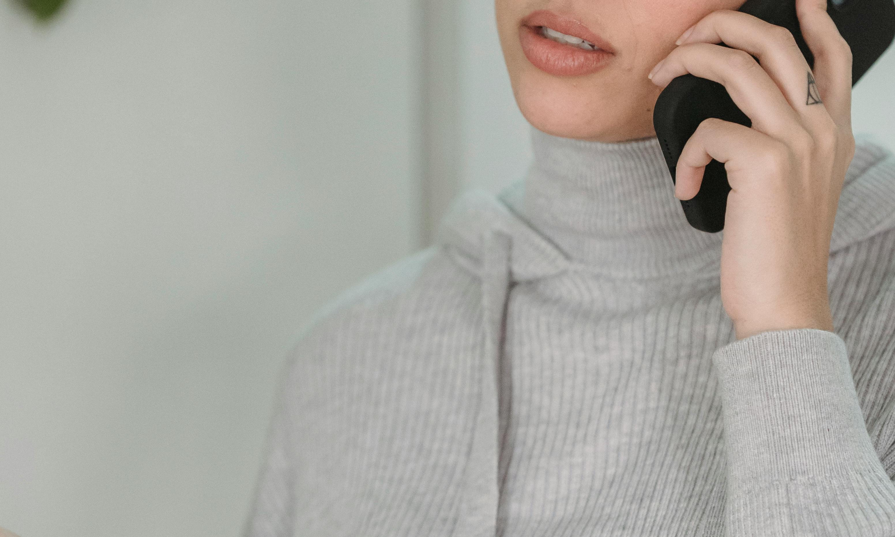 Una mujer haciendo una llamada telefónica | Fuente: Pexels