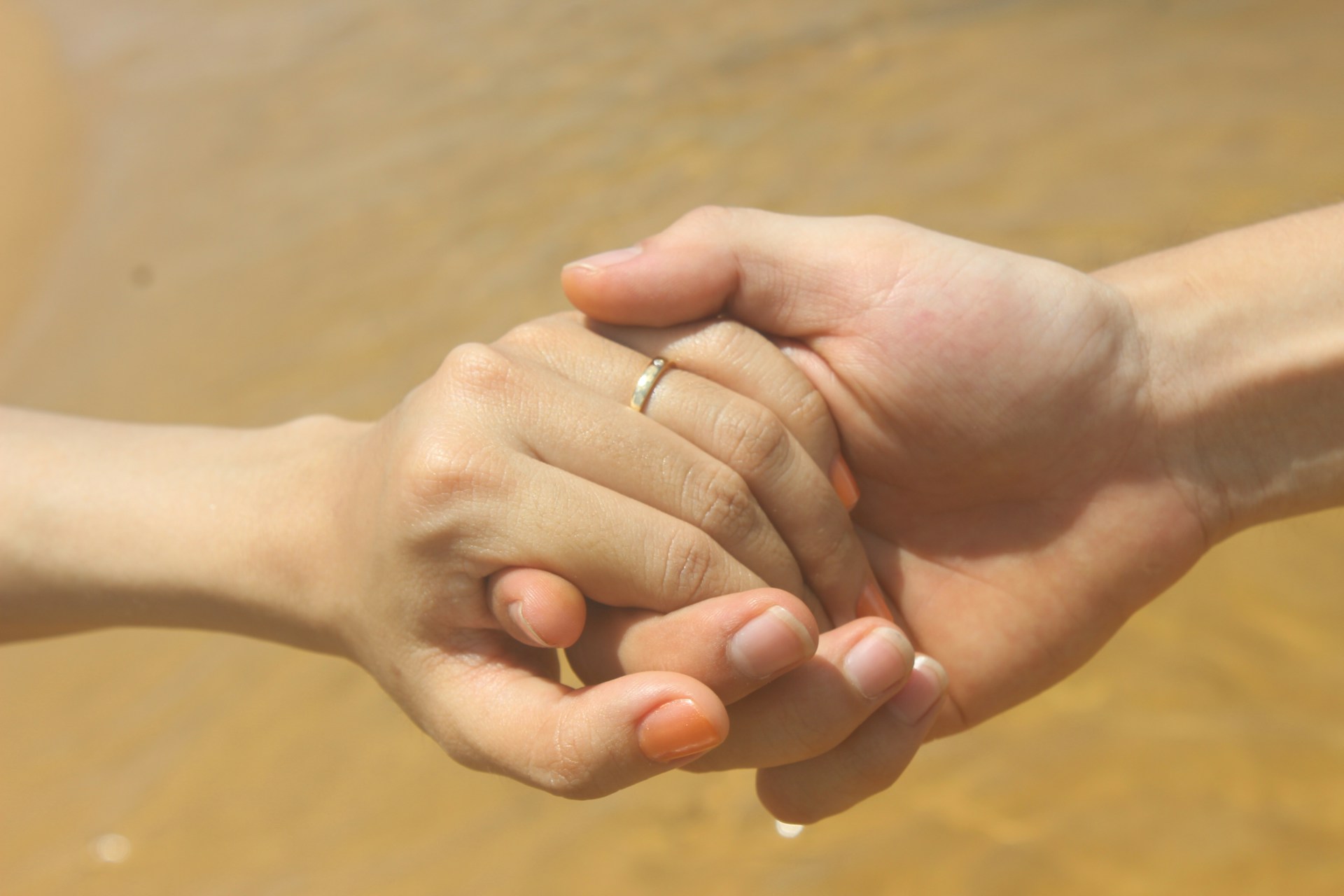 Una pareja de la mano | Fuente: Unsplash