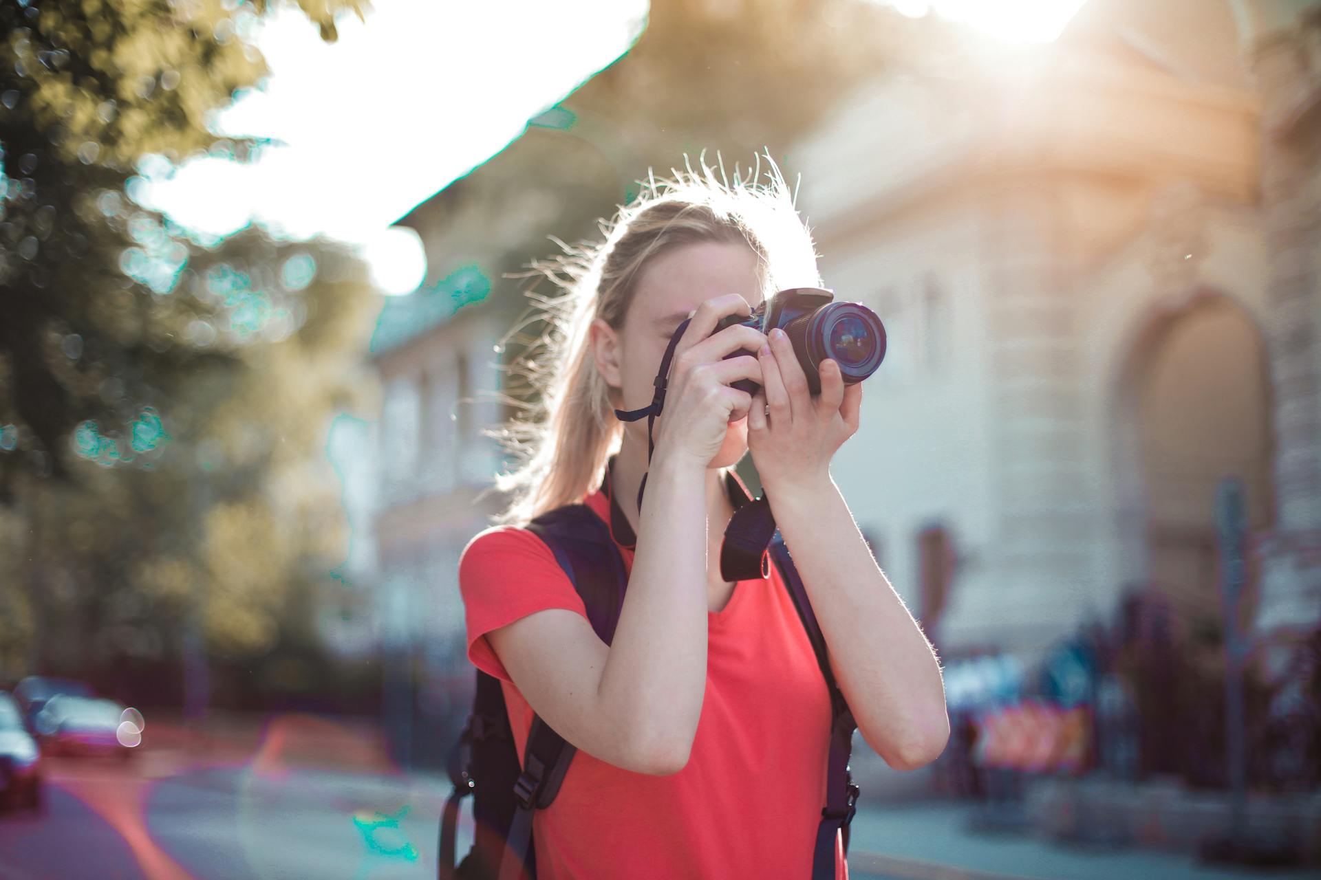 Una mujer haciendo una foto con una cámara DSLR | Fuente: Pexels