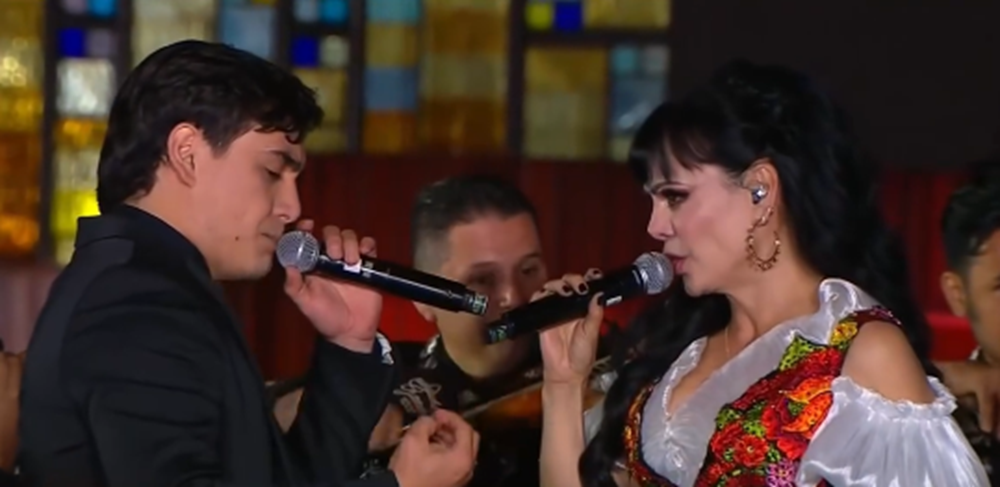 Maribel Guardia junto a su hijo Julián Figueroa cantándole a la Virgen de Guadalupe | Fuente: Instagram/telemundo