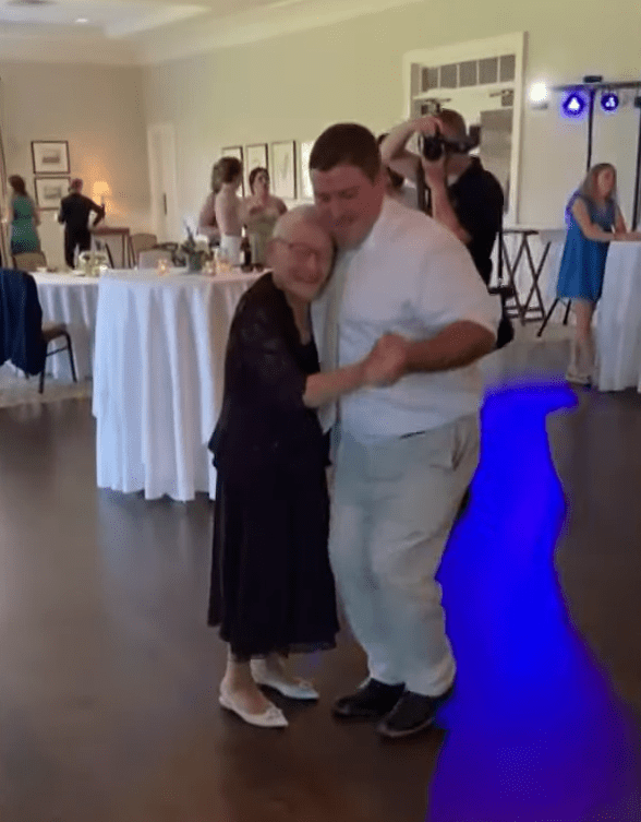 Tennie Burkett Ivy bailando con su nieto Andrew en su boda. | Foto: Youtube/KPRC 2 Click2Houston
