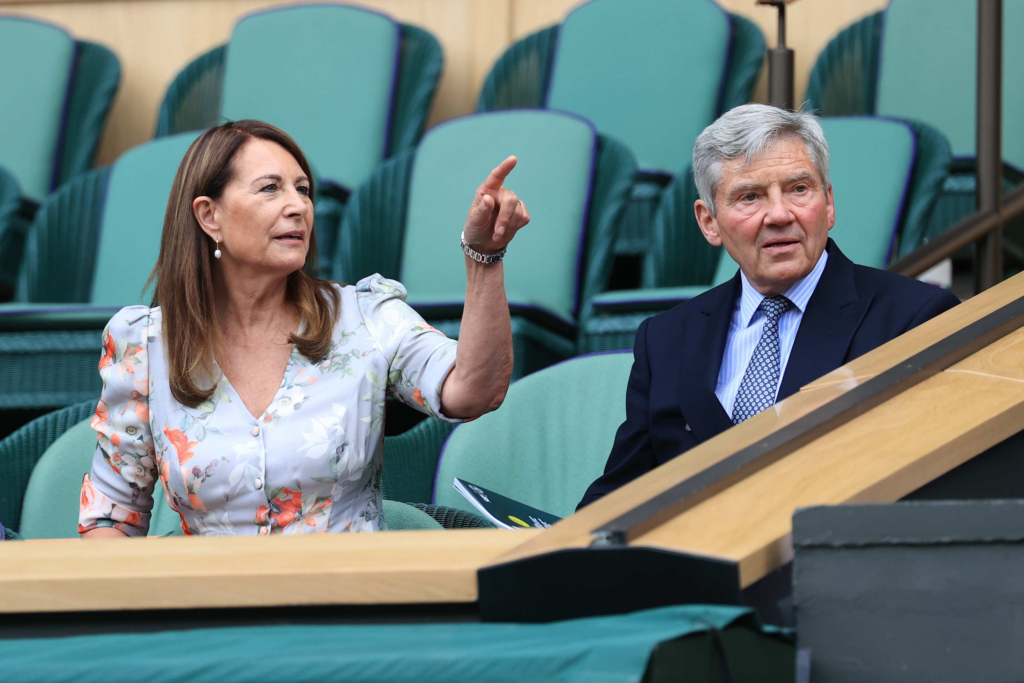 Carole y Michael Middleton durante el noveno día del Campeonato de Wimbledon 2022 en Londres, Inglaterra, el 5 de julio de 2022. | Foto: Getty Images