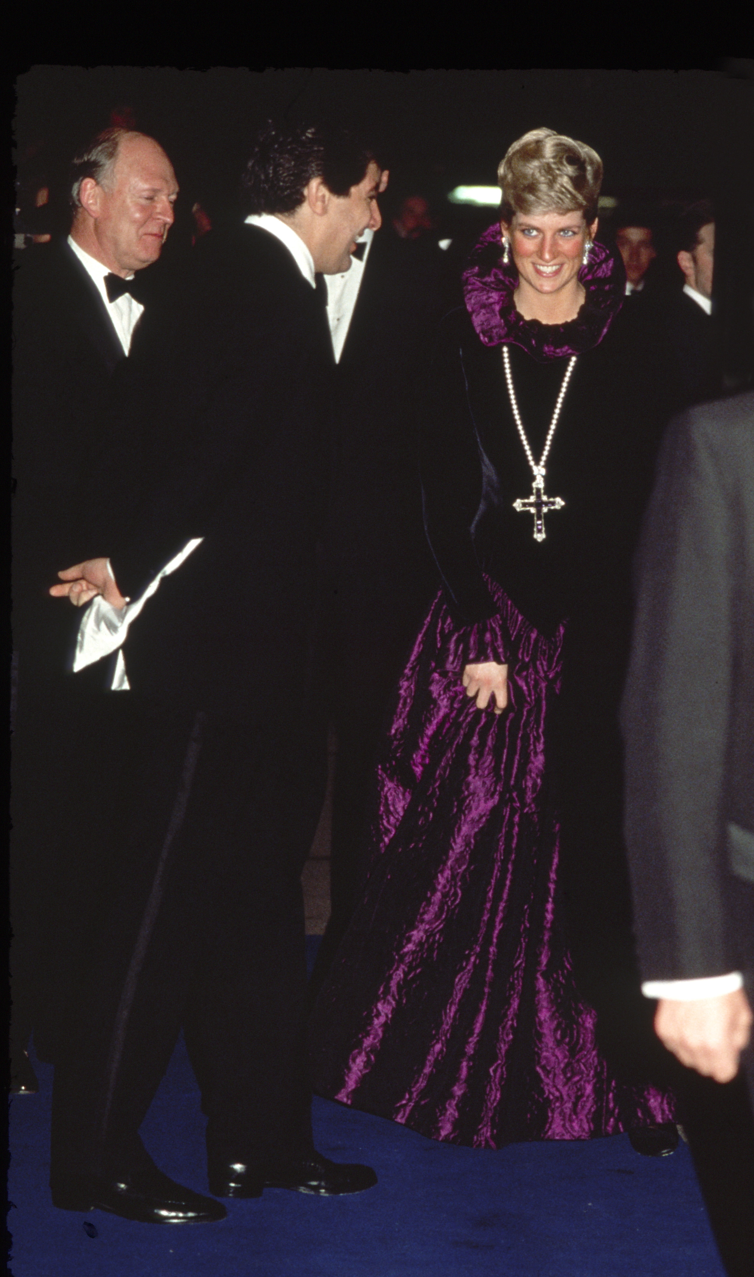 La Princesa Diana a su llegada a una gala benéfica organizada por el joyero Garrard en Londres, Inglaterra, el 27 de octubre de 1987 | Fuente: Getty Images