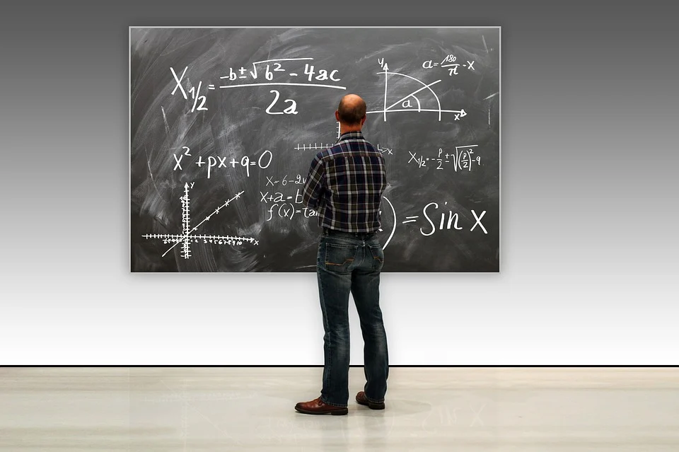 Profesor de matemáticas frente a un tablero. | Foto: Pixabay