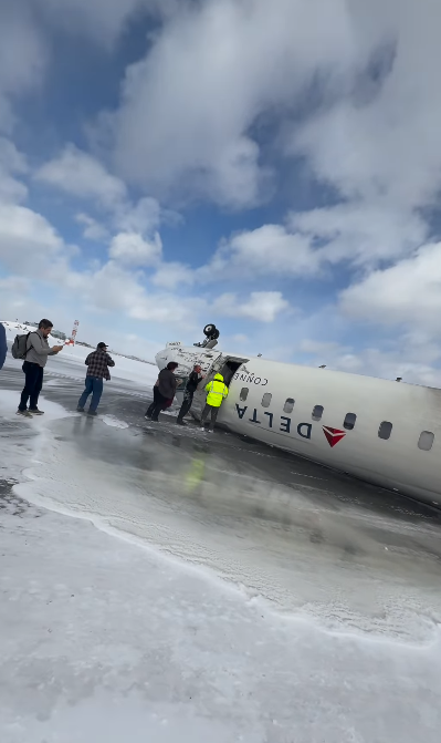 Más pasajeros salen del avión de Delta siniestrado hacia el suelo cubierto de nieve mientras otros ayudan en la evacuación | Fuente: Instagram.com/eggxit