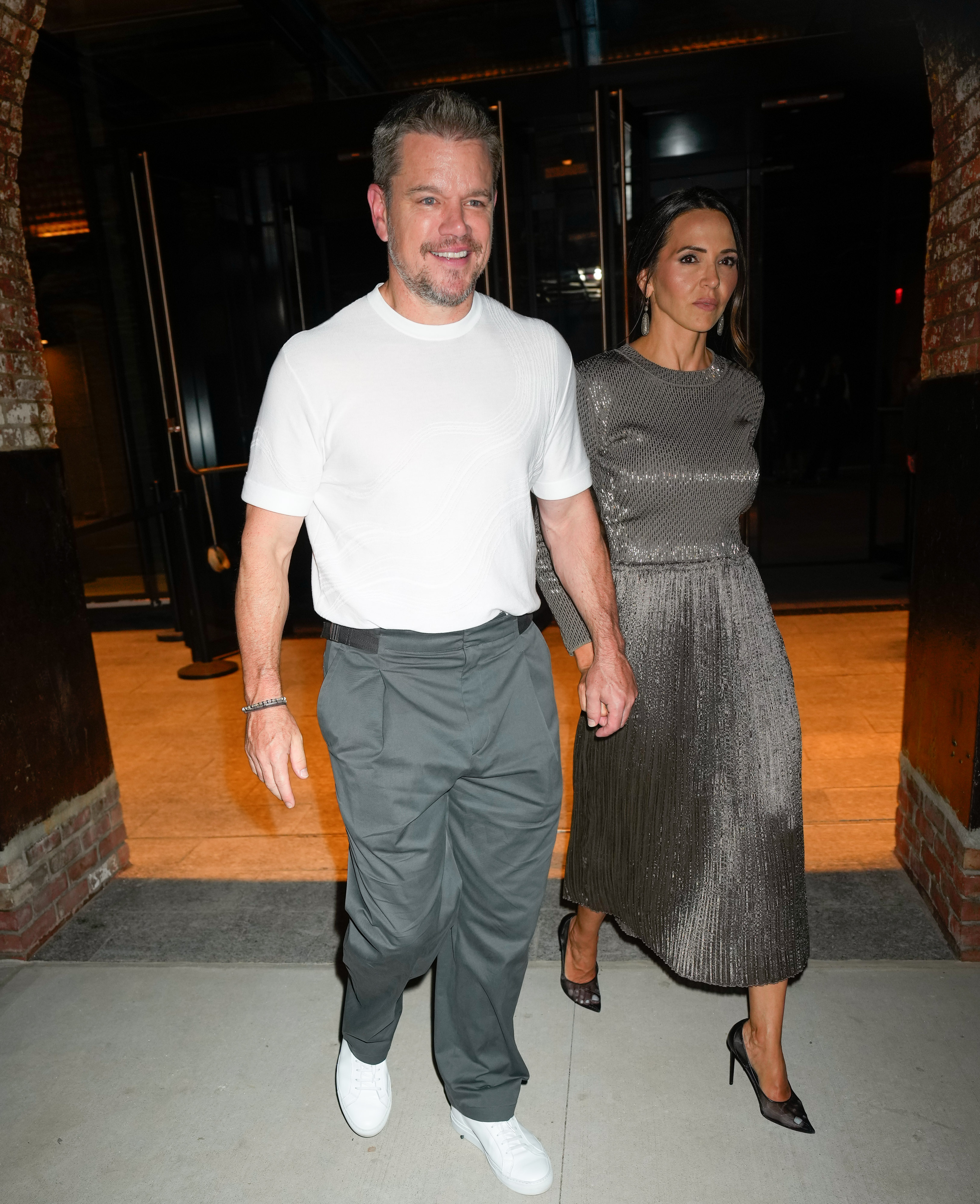 Matt Damon y Luciana Barroso fotografiados saliendo del desfile de moda de Hermes, el 14 de septiembre de 2023 en Nueva York. | Foto: Getty Images