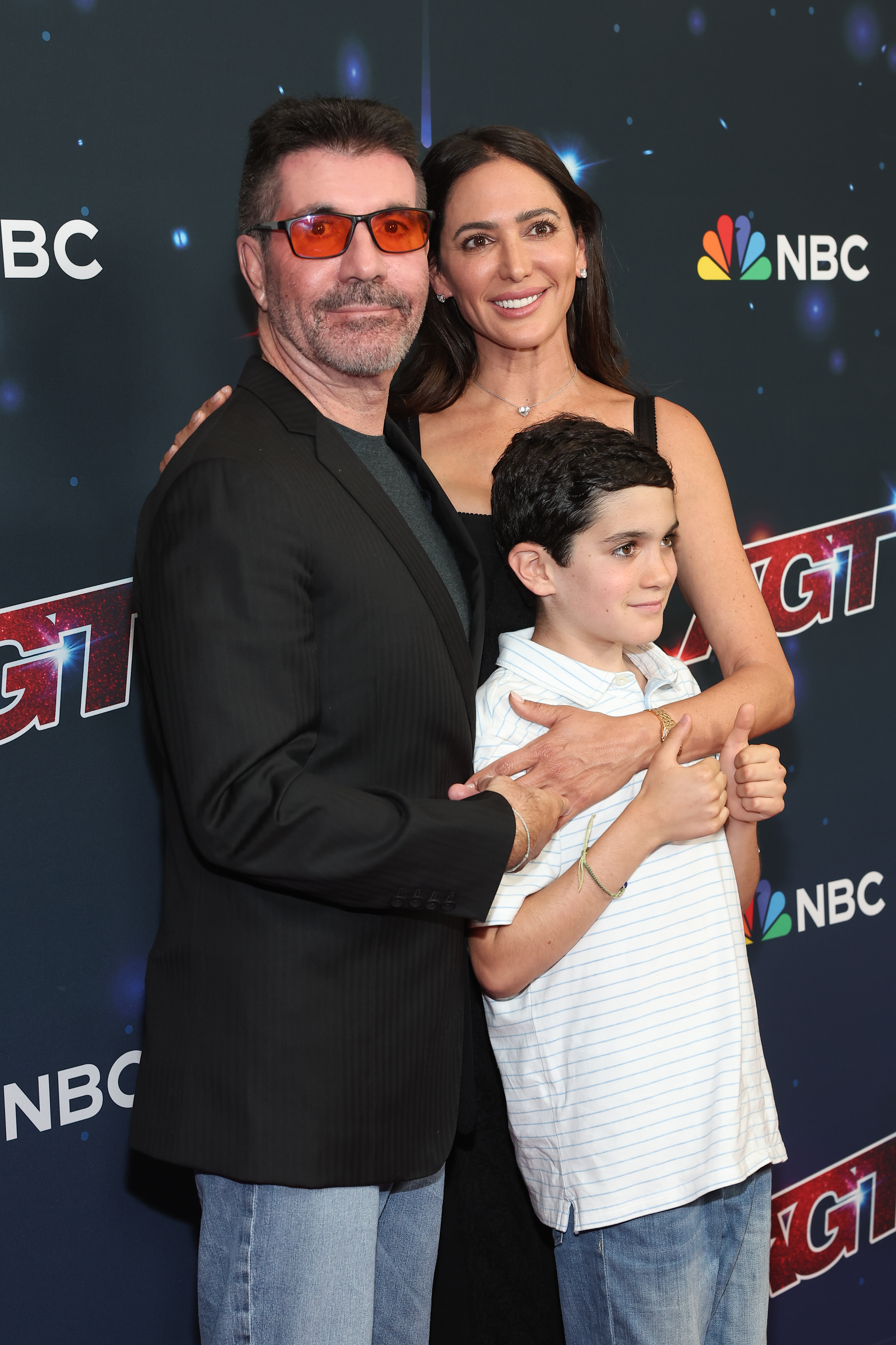 Simon Cowell y Lauren Silverman con su hijo Eric Cowell en la final de la temporada 18 de "America's Got Talent" el 27 de septiembre de 2023 | Fuente: Getty Images