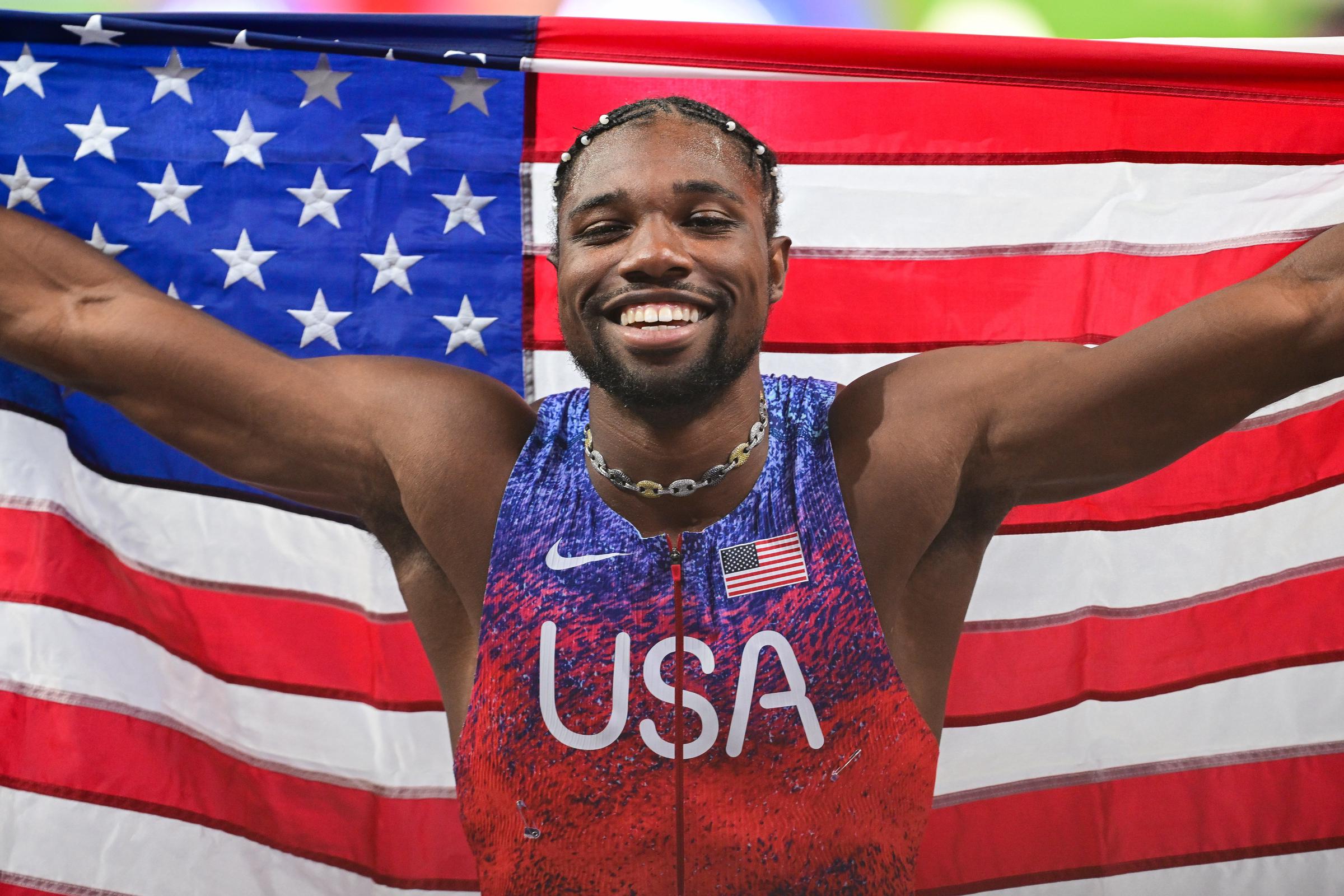 Noah Lyles celebra la medalla de oro tras competir en la final masculina de los 100 metros planos en los Juegos Olímpicos de París 2024 en París, Francia, el 4 de agosto de 2024 | Fuente: Getty Images