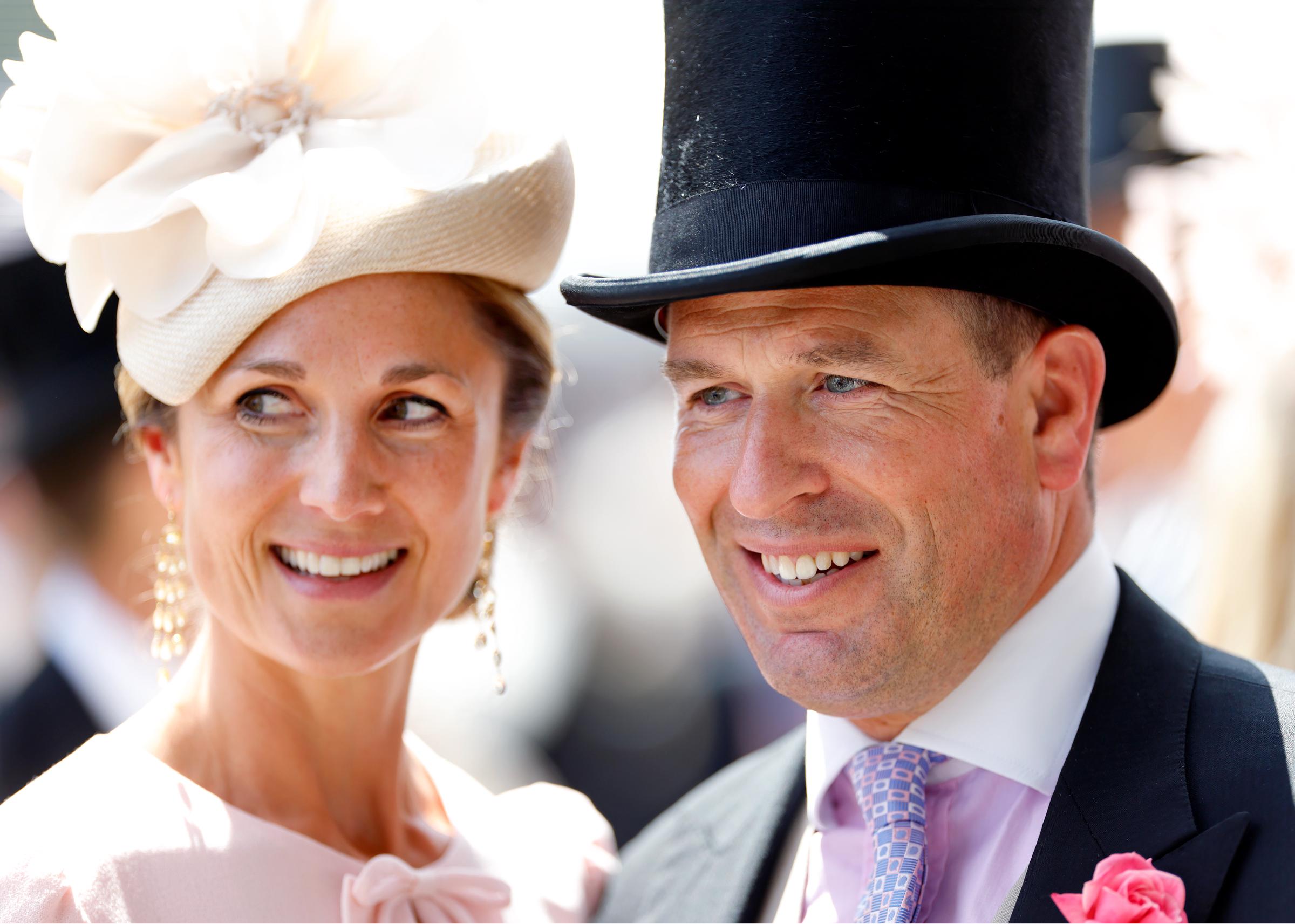 Harriet Sperling y Peter Phillips durante el cuarto día del Royal Ascot 2024 en el hipódromo de Ascot el 21 de junio de 2024 en Ascot, Inglaterra | Fuente: Getty Images