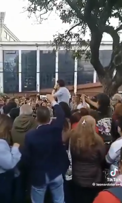 Captura de los segundos previos del atentado al candidato presidencial Miguel Uribe durante su mitin | Fuente: X/@elcuchoantic